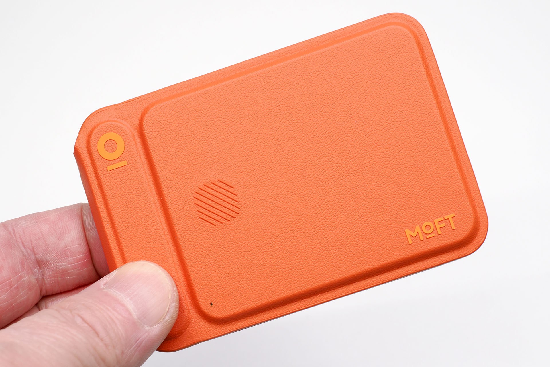 カードより一回り大きいサイズで厚さ約10mm、重さ約98.3gの本体（折りたたんだ状態）。MagSafe対応でスマートフォン背面に吸着させた状態で携帯できる。付属のスチールリングを使えばMagSafe非対応スマートフォンにも吸着させられる。コンパクトだが4つの機能を備えている。