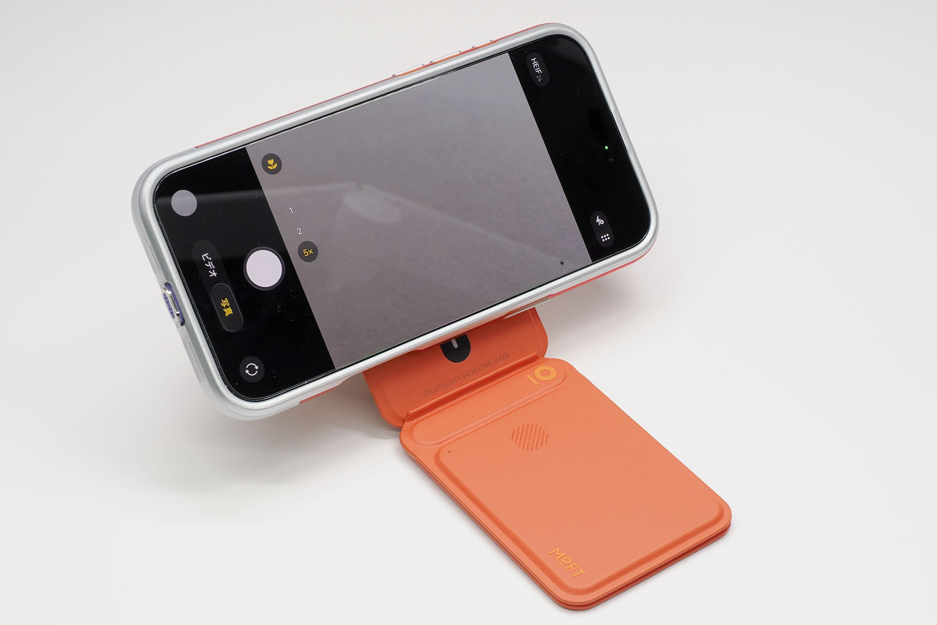 この多機能スタンドでiPhoneを片手で安定的にホールド。ホールドした手の親指でシャッターが切れる。もう片方の手で猫ちゃんを余裕でかまえる。そしてBluetoothシャッターボタンの押下音が十分小さければ……！