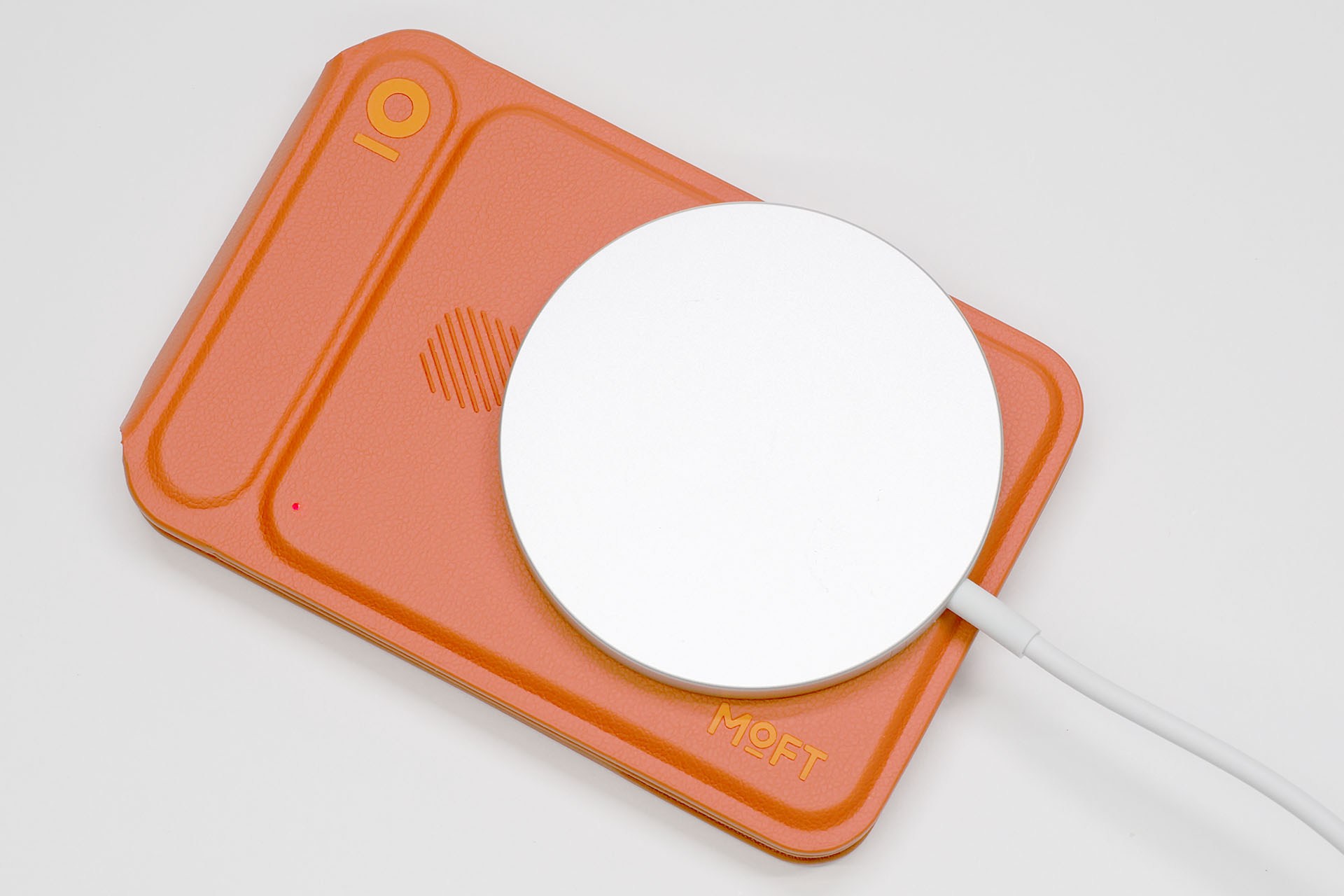 たとえばMagSafe充電パッド（Qiにも対応している）を乗せれば充電できる。正しい位置にパッドが当たるとLEDが青く光って「ピピピピ（4回）」と鳴る。充電中はLEDが赤く光り、充電が完了すると緑に光る。