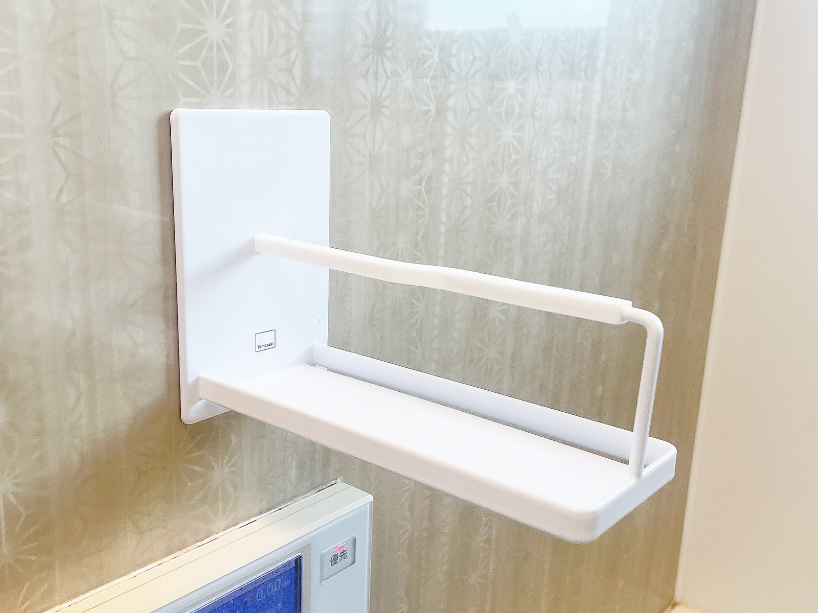 山崎実業の「マグネットバスルーム スマートフォンスタンド」。