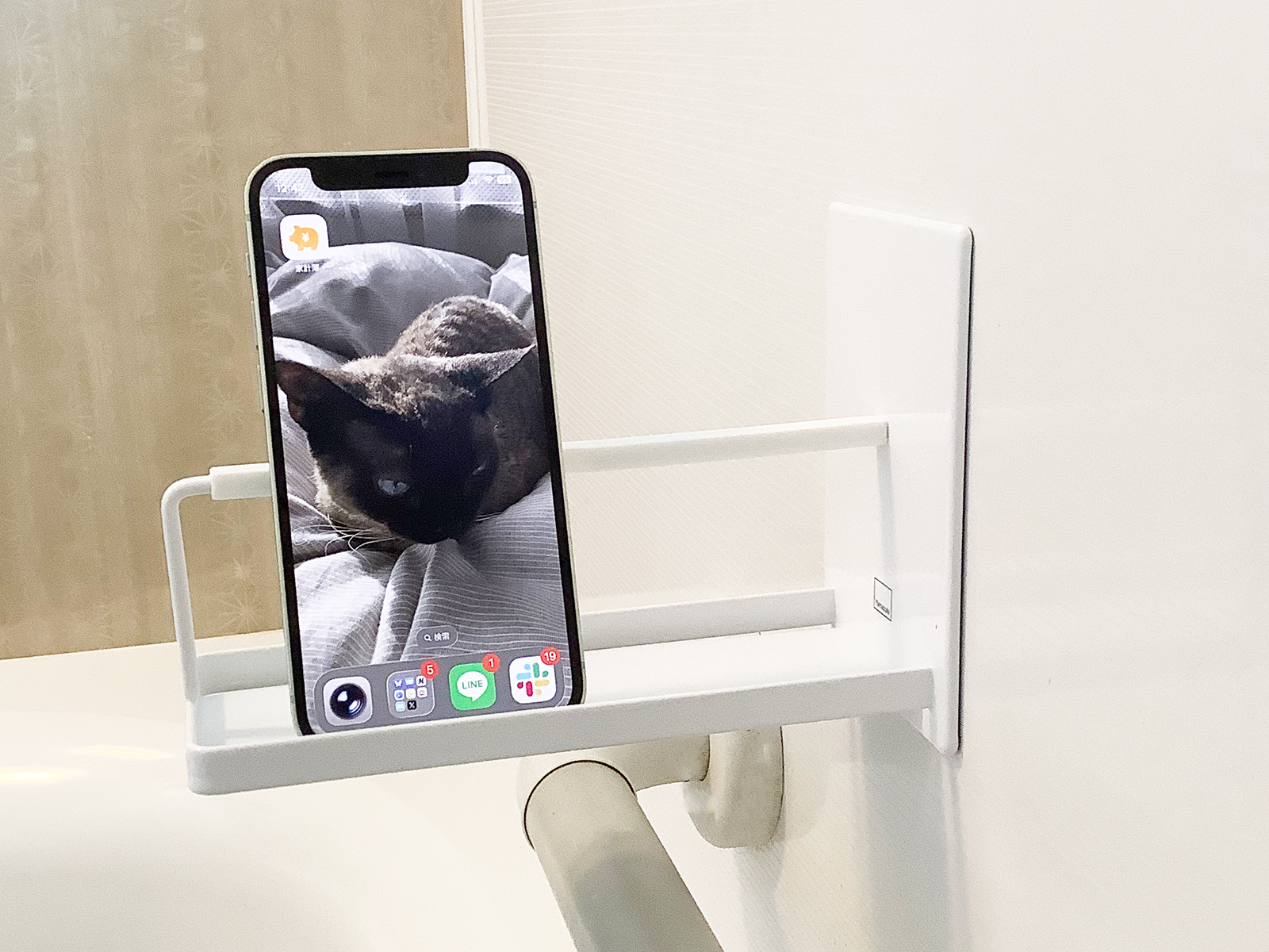 壁から生やすような形でスマホスタンドを浴槽に設置できます。山崎実業はこういう「ちょうど欲しかった製品」を生み出すのが本当に上手いです。