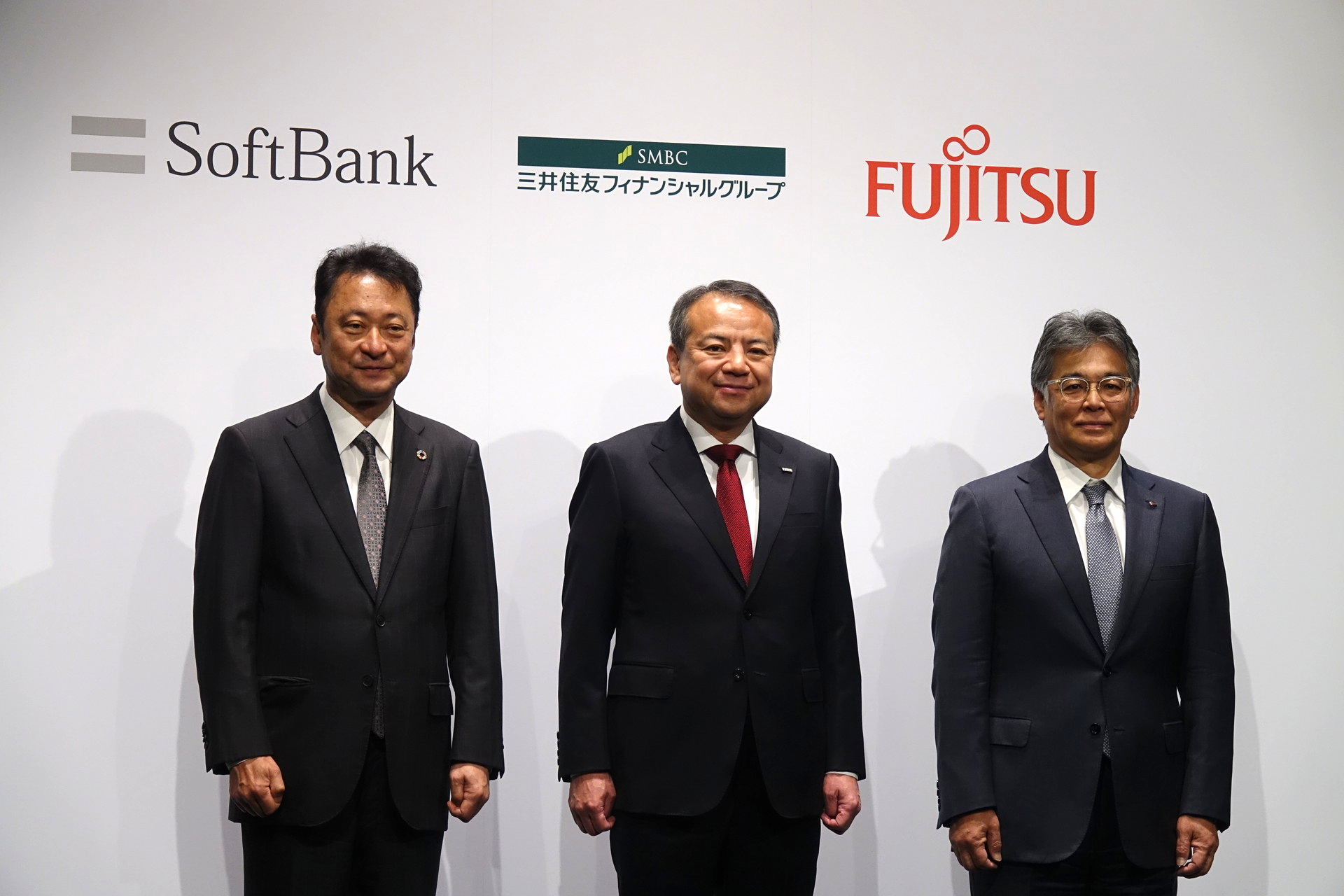 左からソフトバンクの宮川潤一社長、三井住友フィナンシャルグループの中島達社長、富士通の時田隆仁社長