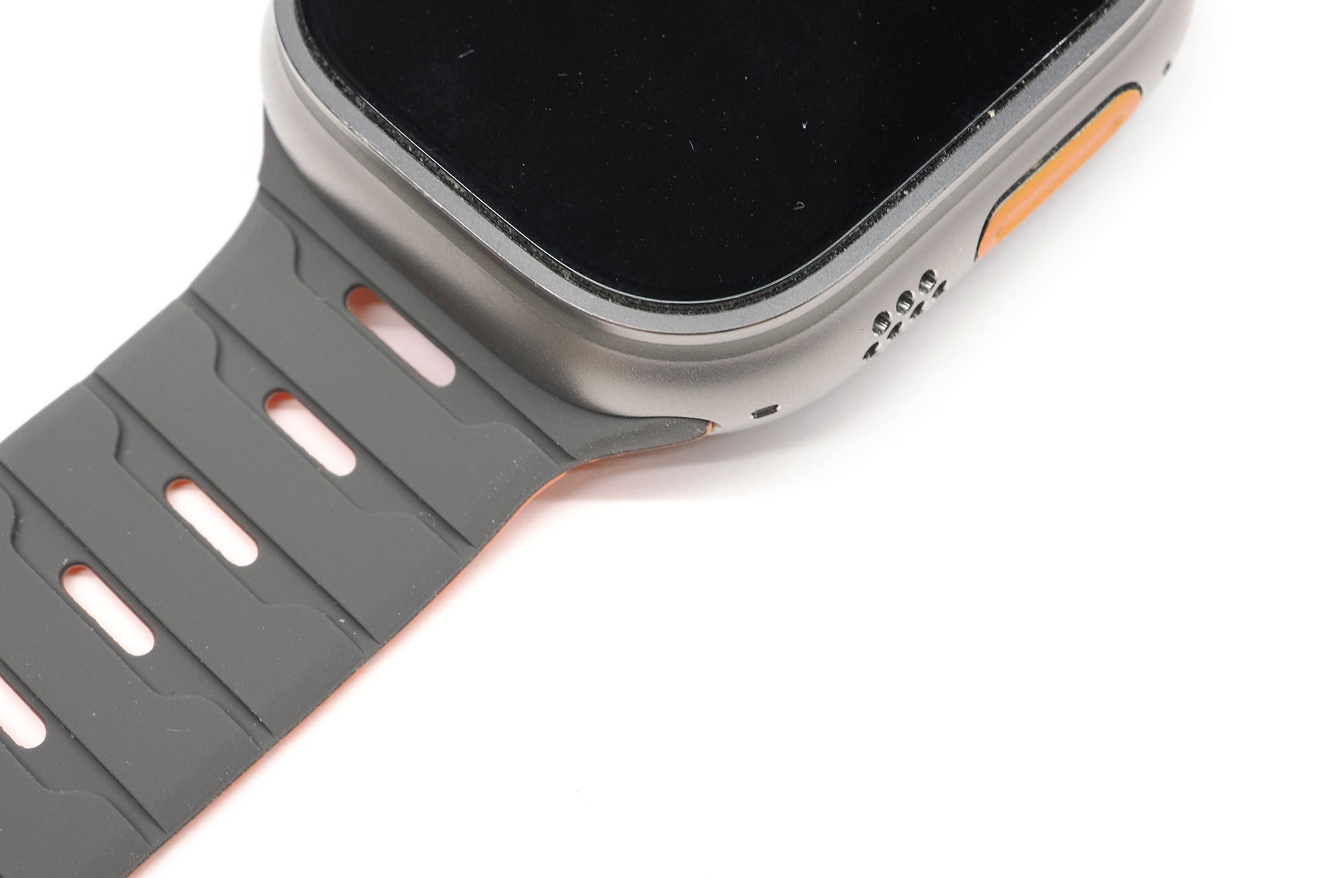 バンドを表にして装着すると、Apple Watchとの接続部はズレない。