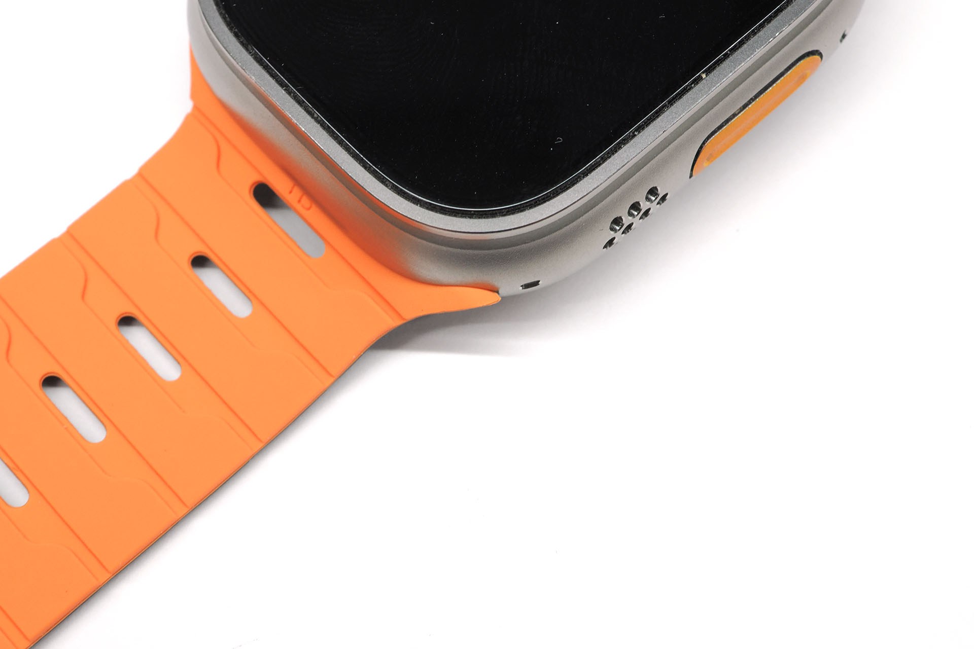 バンドを裏にして装着すると、Apple Watchとの接続部が左右1mm程度ズレる。