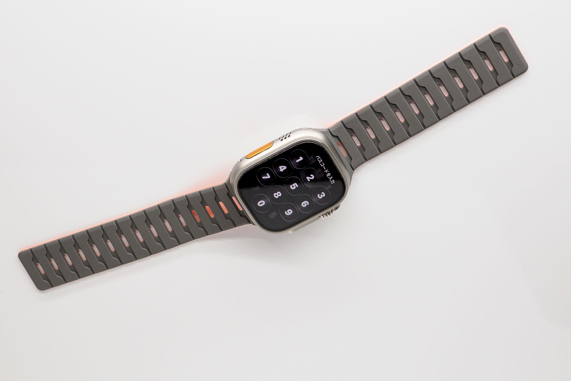 Apple Watch装着したマグネットバンドを広げると、まぁ〜ず落ちないというくらいしっかりとスチール面に吸着し、Apple Watchの空中収納ができる。写真の吸着面はホワイトボードだが、スチール棚や冷蔵庫にも同じように吸着した（以下同様）。