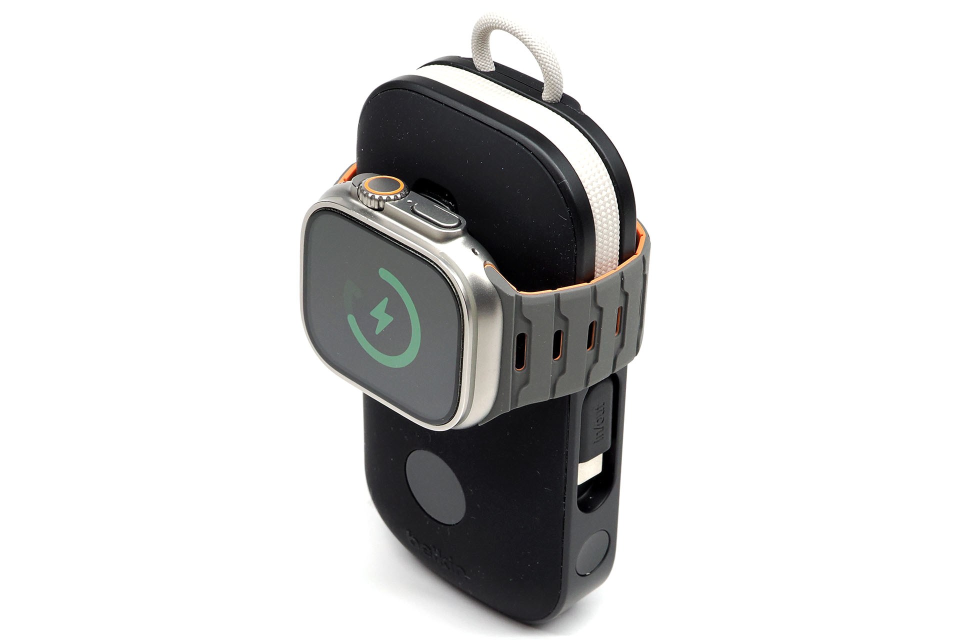 空中収納とは関係ないが、Apple Watch充電対応モバイルバッテリーへしっかり「抱きつかせる」のも非常に容易。マグネットバンドって万能性が高いかも！