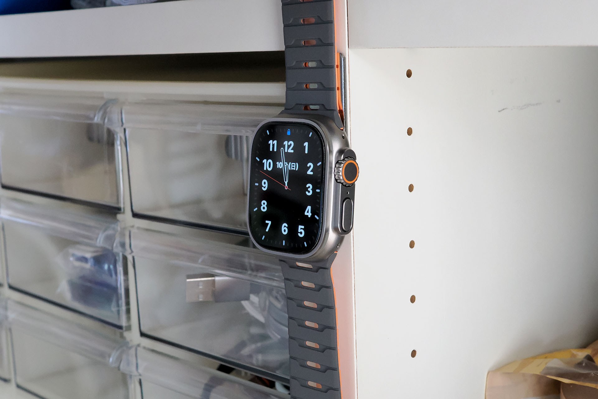 そのスチールプレートにマグネットバンドをつけたApple Watchを吸着。