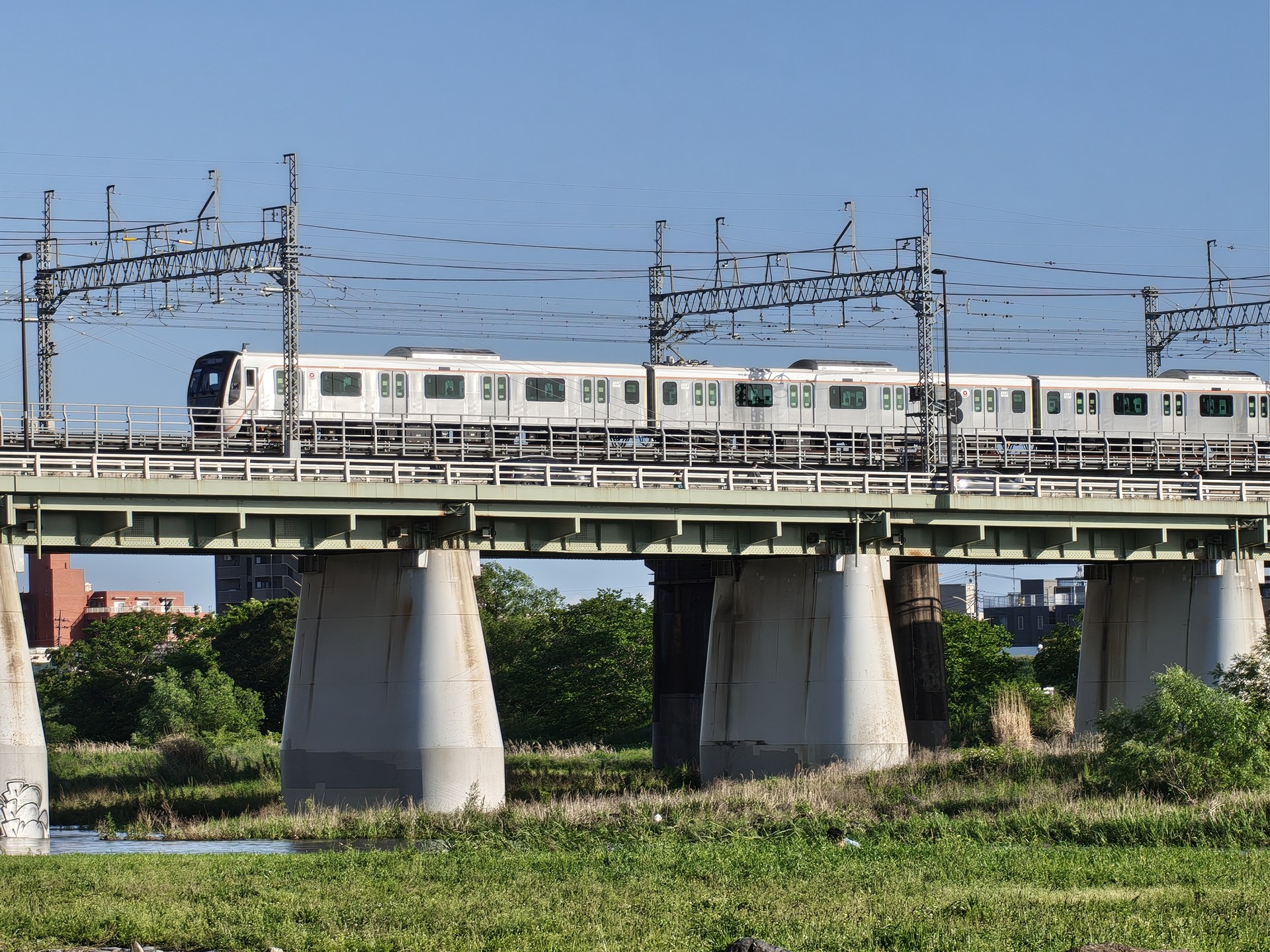 望遠で橋を渡る電車を狙う。ディスプレイの輝度も高く、日中でも動体をフォローしながらシャッターを切ることができた。河川敷や車両の描写も素晴らしい