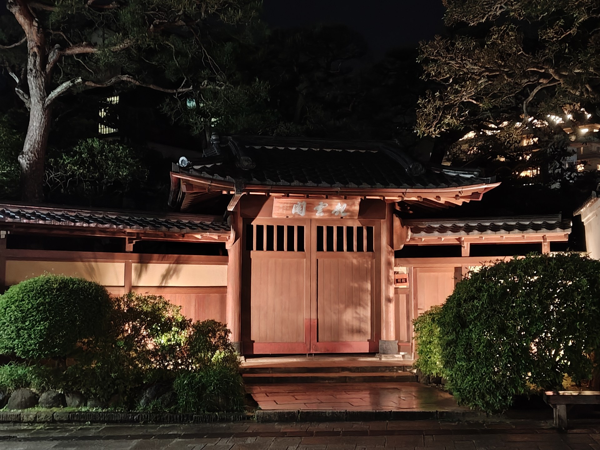 低照度のシーンも十分実用的な写り。しっかりとホールドするだけで夜景もクリアに撮影可能だ