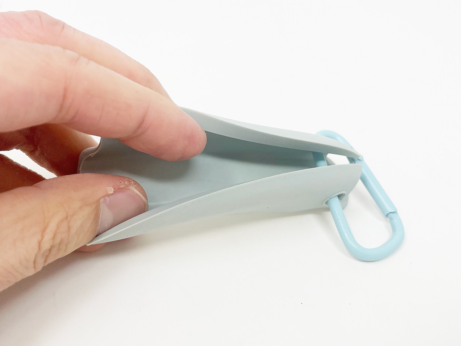 ハンドルの「背」を開けるとビニール袋の持ち手を通せるようになっています