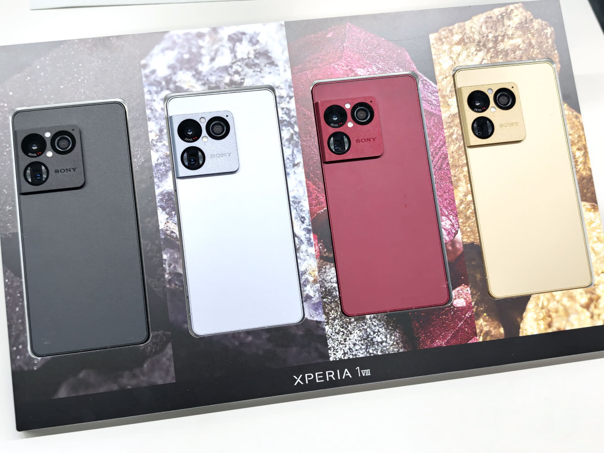 6月11日に発売されるXperia 1 VIII。右のネイティブゴールドは、オープンマーケットモデル限定