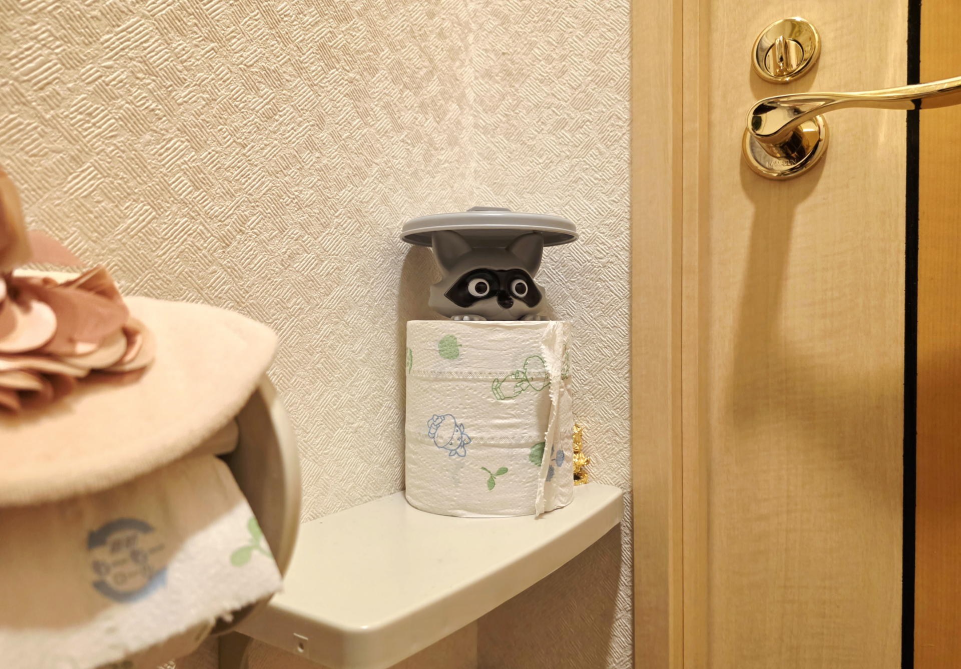 トイレの片隅に小さな世界観ができる