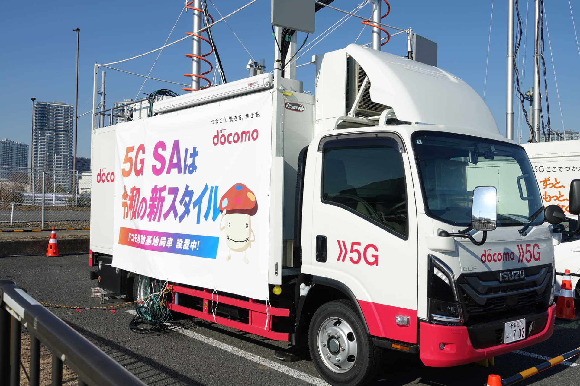 ドコモが「5G SA」の月額料金を無料に（写真はコミックマーケット107の会場に設置された車載基地局）