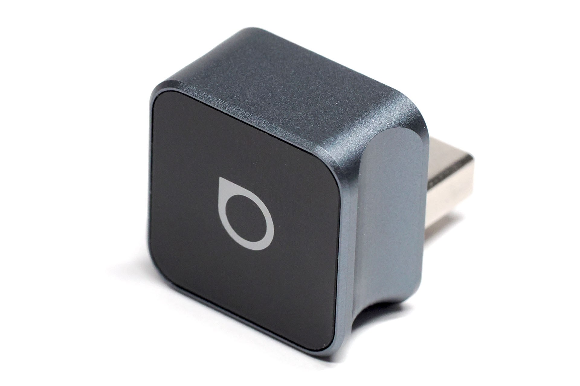 Ottocast Mini Cube 3.0本体。CarPlayやAndroid Autoに対応したクルマのUSBポートにこれを挿すと、無線でCarPlayやAndroid Autoを利用できるようになる。