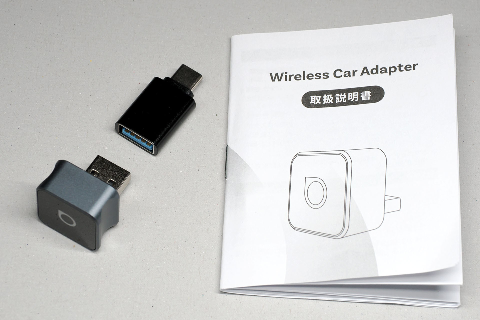 パッケージ内容は、Ottocast Mini Cube 3.0本体、USB-A/C変換アダプター、説明書の3点。シンプル過ぎて不安である。
