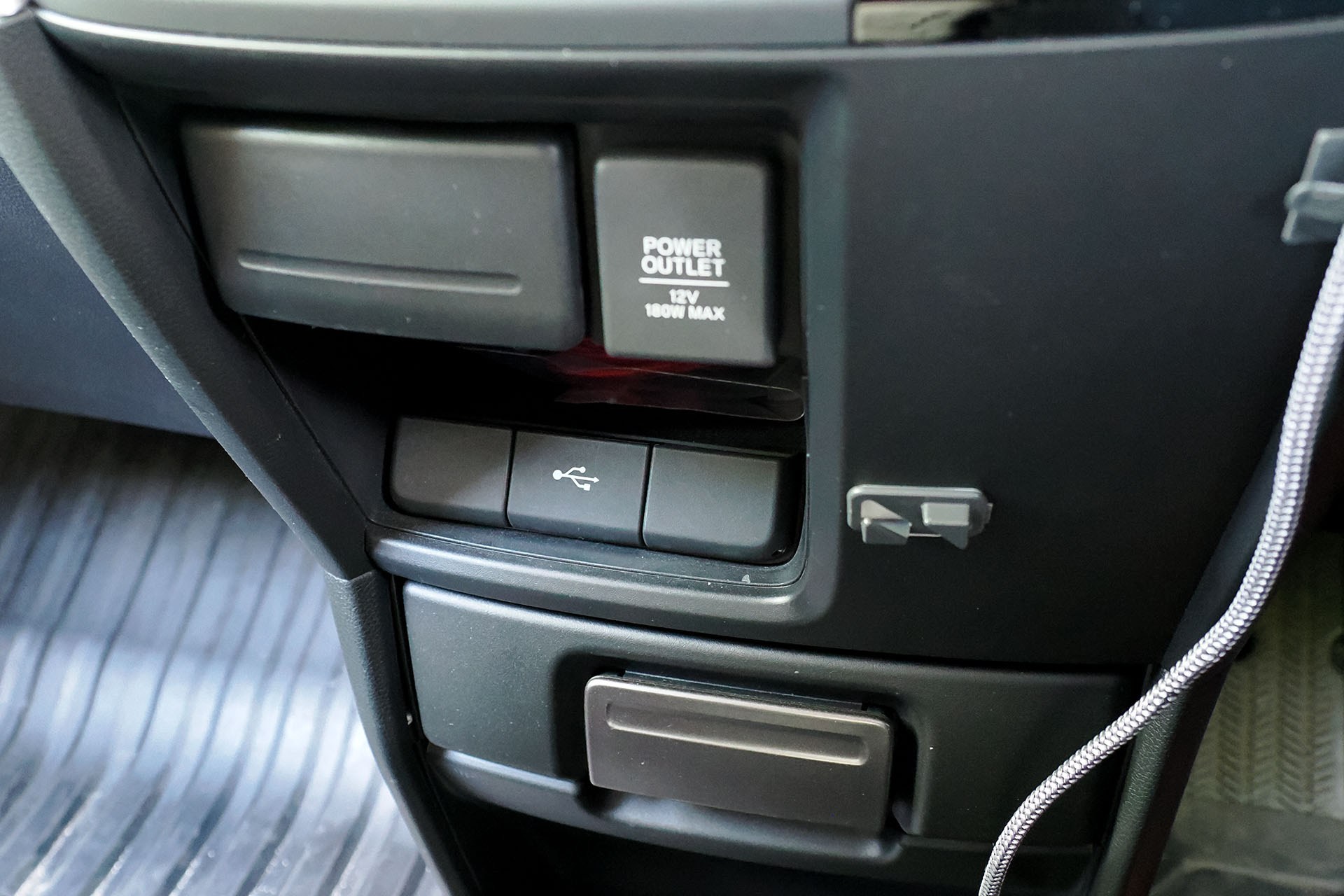 Ottocast Mini Cube 3.0を装着したクルマはホンダ「STEPWGN（型式：6AA-RP5）」。一世代前のステップワゴンで、装着しているカーナビはCarPlayに対応している。CarPlayを利用するためのUSB-Aポートはセンターコンソールの下方にある。