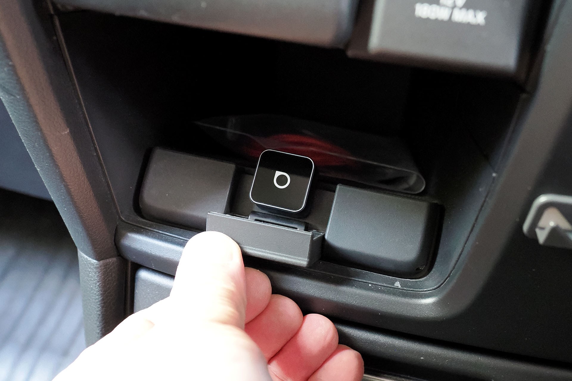 挿した。あーよかった挿せて。挿せない場合に備えてUSB-A延長ケーブルを用意したが、必要なかった。