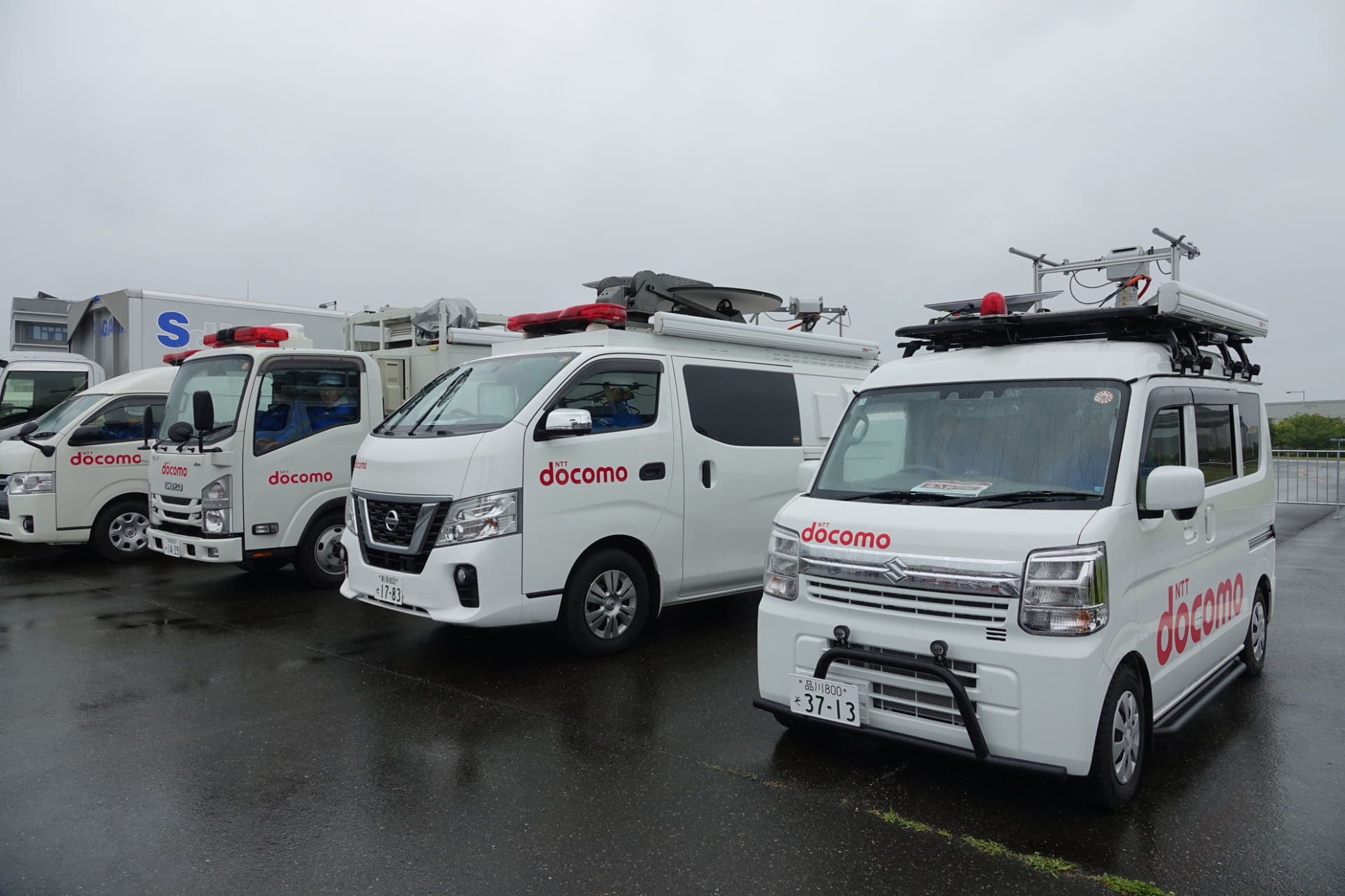 手前が小型の移動基地局車、隣の中型、大型のものと比べて一回り小さい