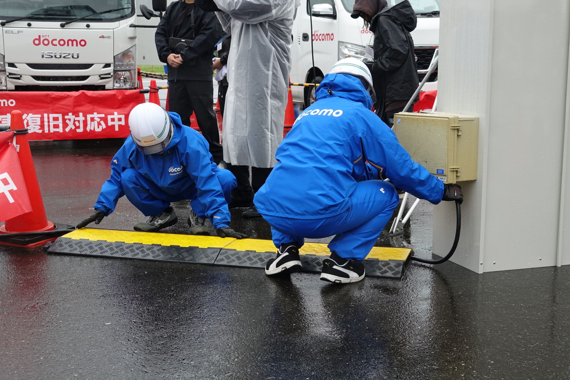 停電時を想定し、移動電源車から基地局設備に電力を供給する
