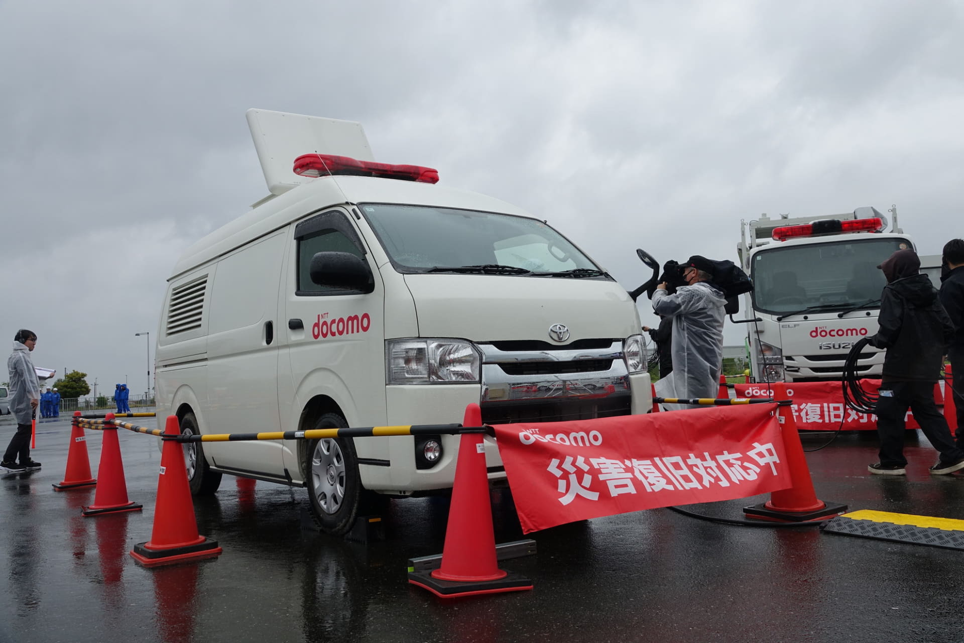 停電時を想定し、移動電源車から基地局設備に電力を供給する