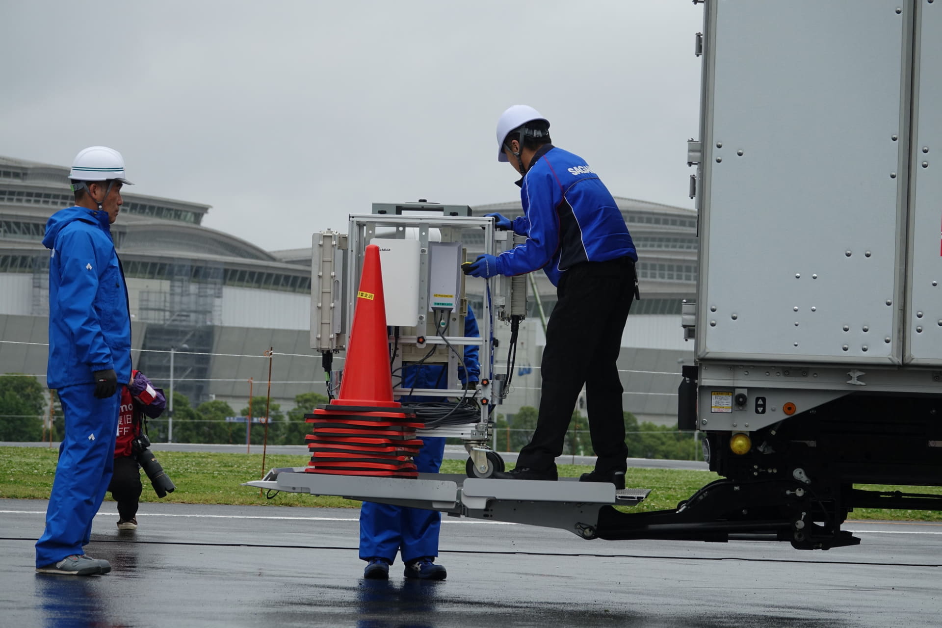 佐川急便のトラックで移動基地局を運搬