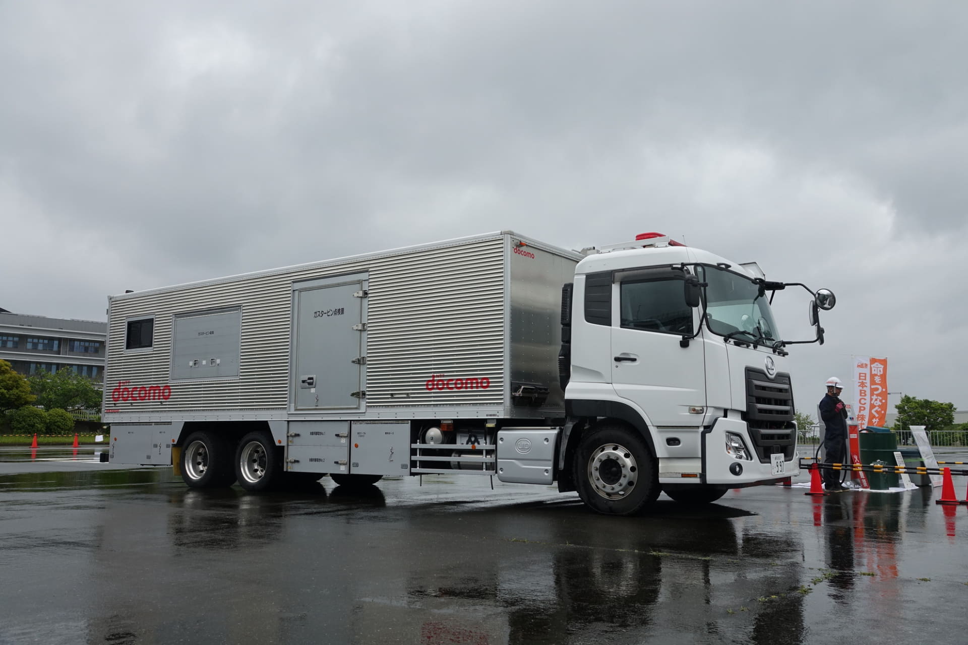 移動基地局車や大型電源車（右）も登場した