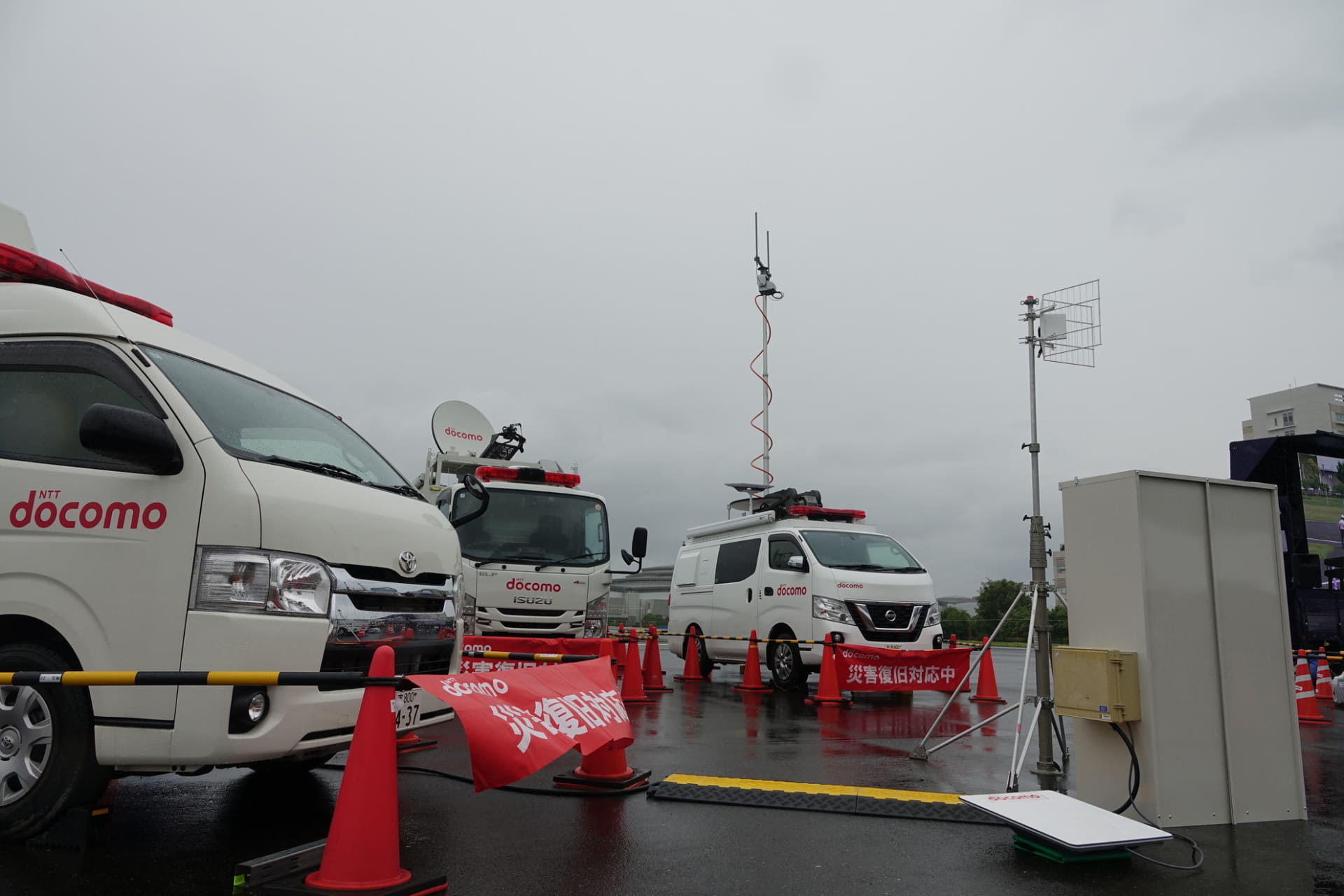 移動基地局車や大型電源車（右）も登場した