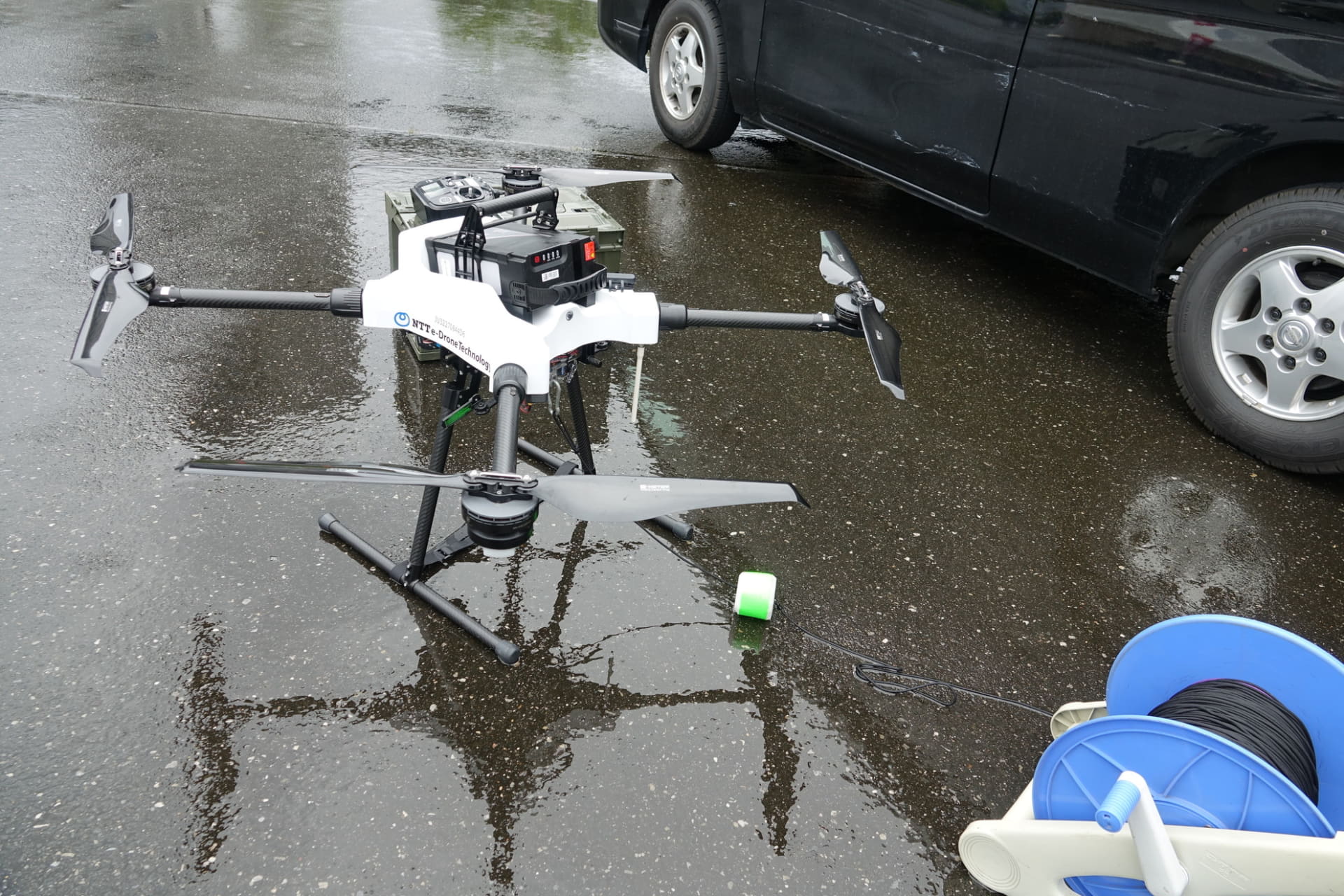 NTTグループのNTT e-Drone Technologyも参加。光ファイバーケーブルなど伝送路の断線時にドローンを使って設置をサポートする