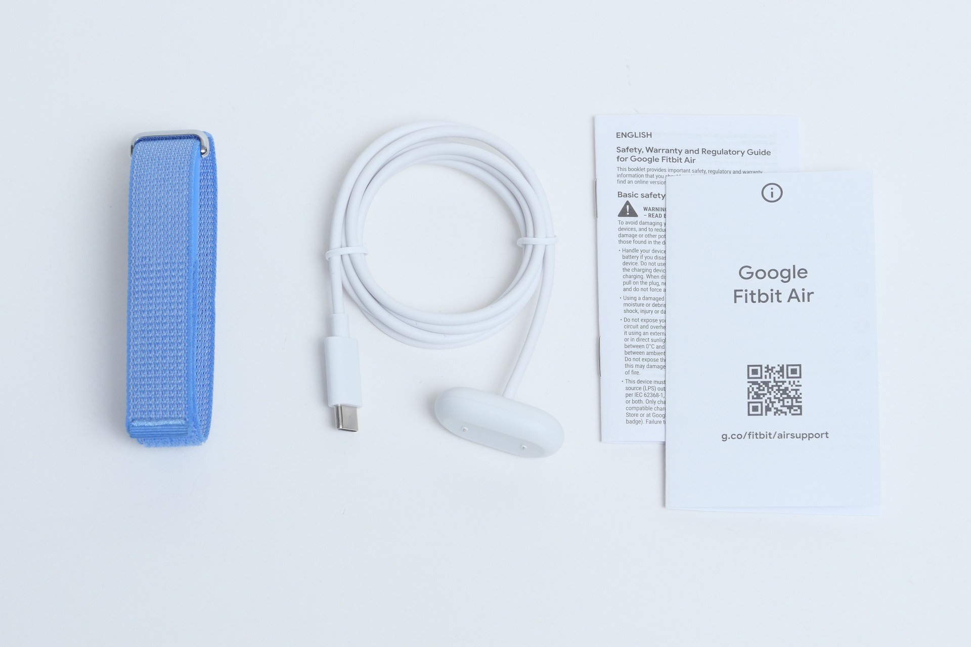 パッケージには、Fitbit Air本体と専用バンドのパフォーマンスループバンド、専用充電器、説明書が同梱される