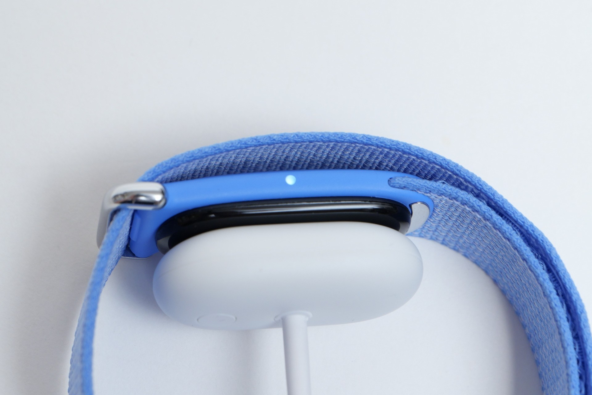 装着の向きは決まっておらず、簡単に装着し充電可能。充電中はLEDが白く点滅する