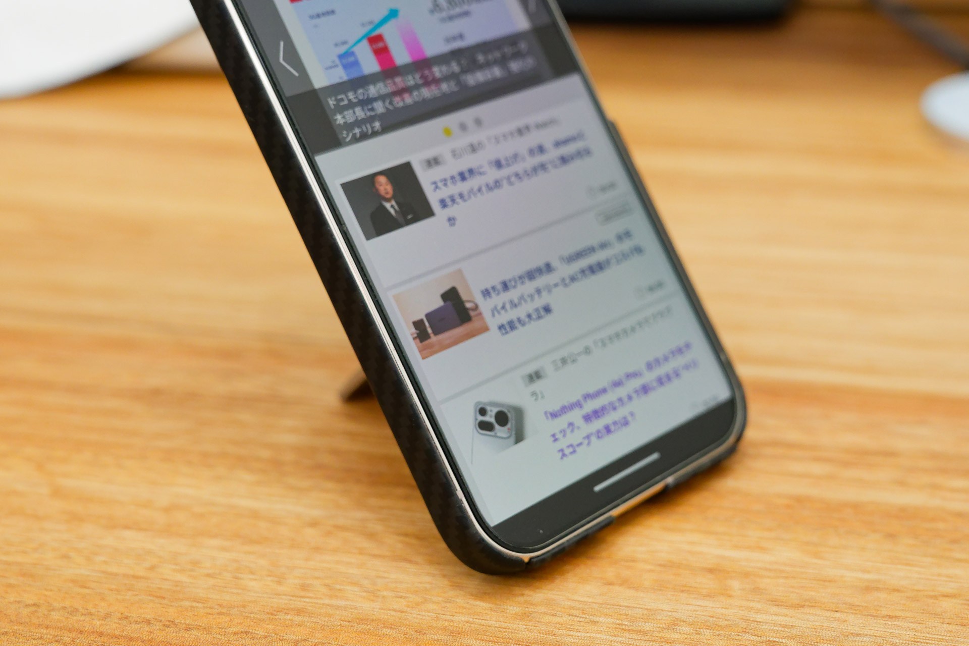 縦置きして立てて使っていると充電ポートがふさがってしまう
