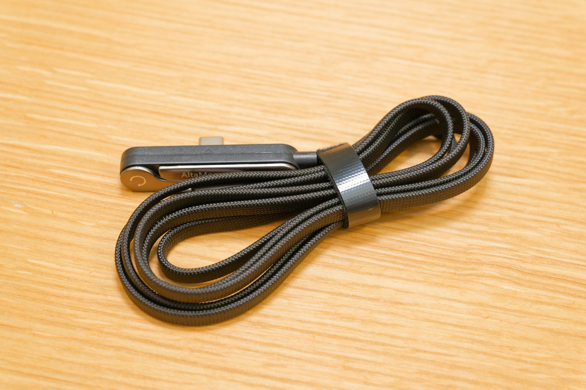 1000円ほどで購入したスタンド付き充電ケーブル