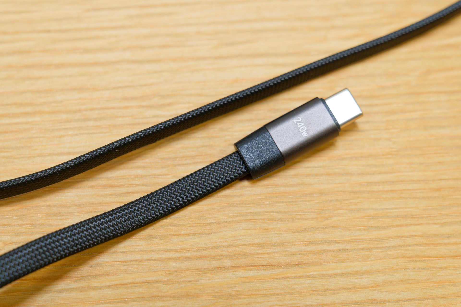 平型メッシュなType-Cケーブルを充電器へ