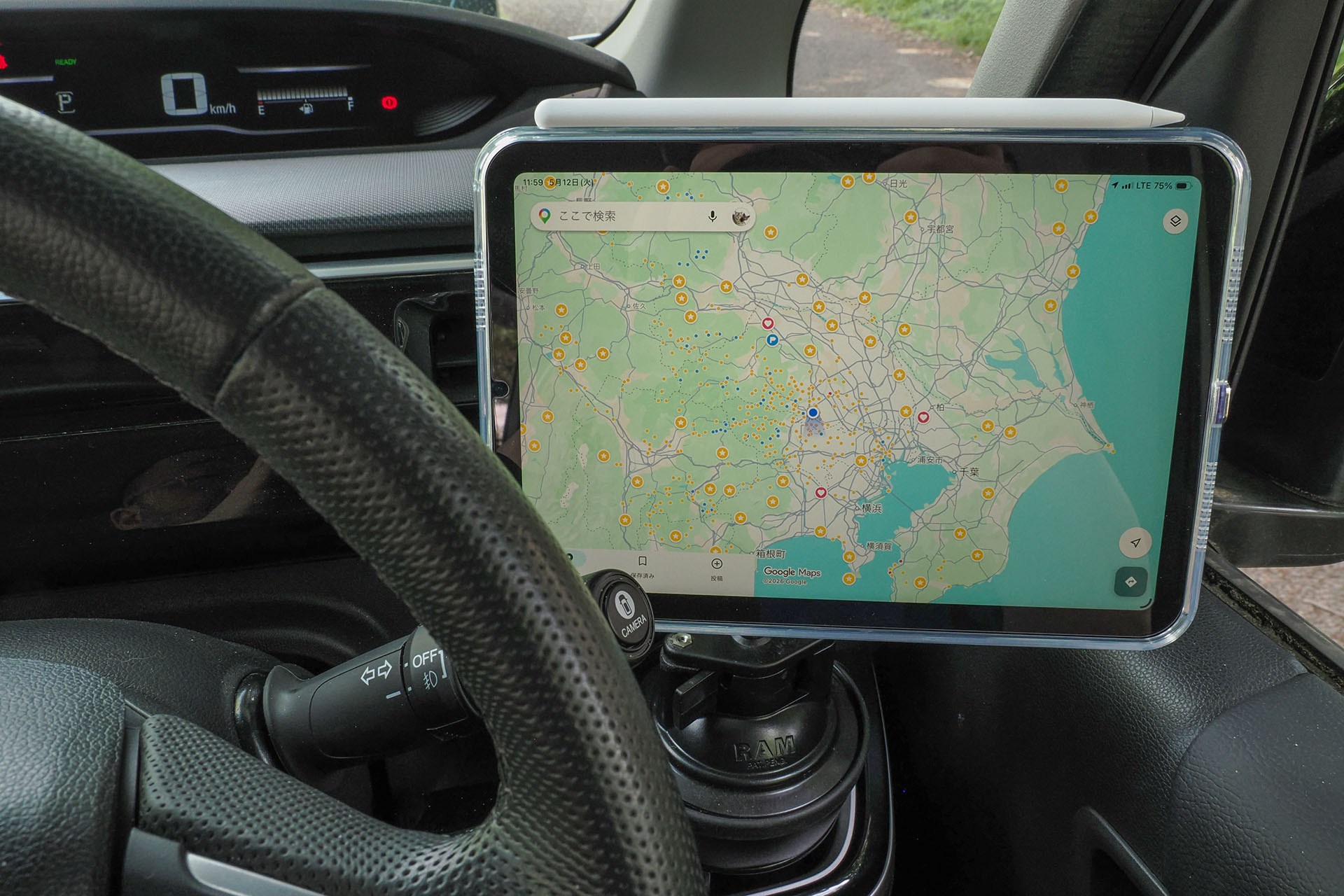 iPad miniの車載例。RAM MOUNTS（ラムマウント）という汎用のデバイス・マウント機材とMagSafe対応iPad miniケースを組み合わせて使っている。