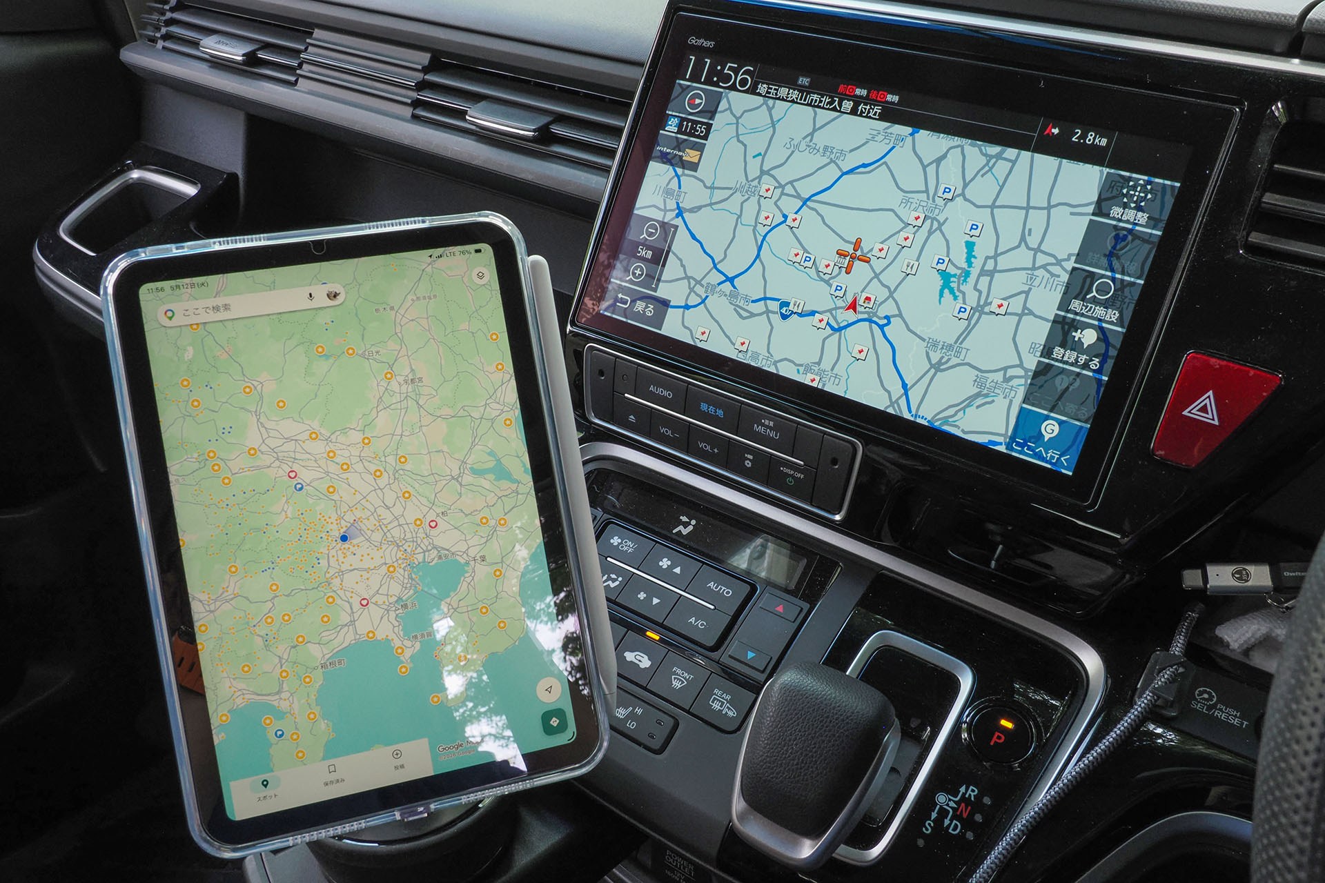 カーナビとiPad miniを併用するの図。「ちゃんと車載」するまでは、iPad miniを助手席などに置き、必要なときにチラ見したり手に取ったりして地図を閲覧していた。