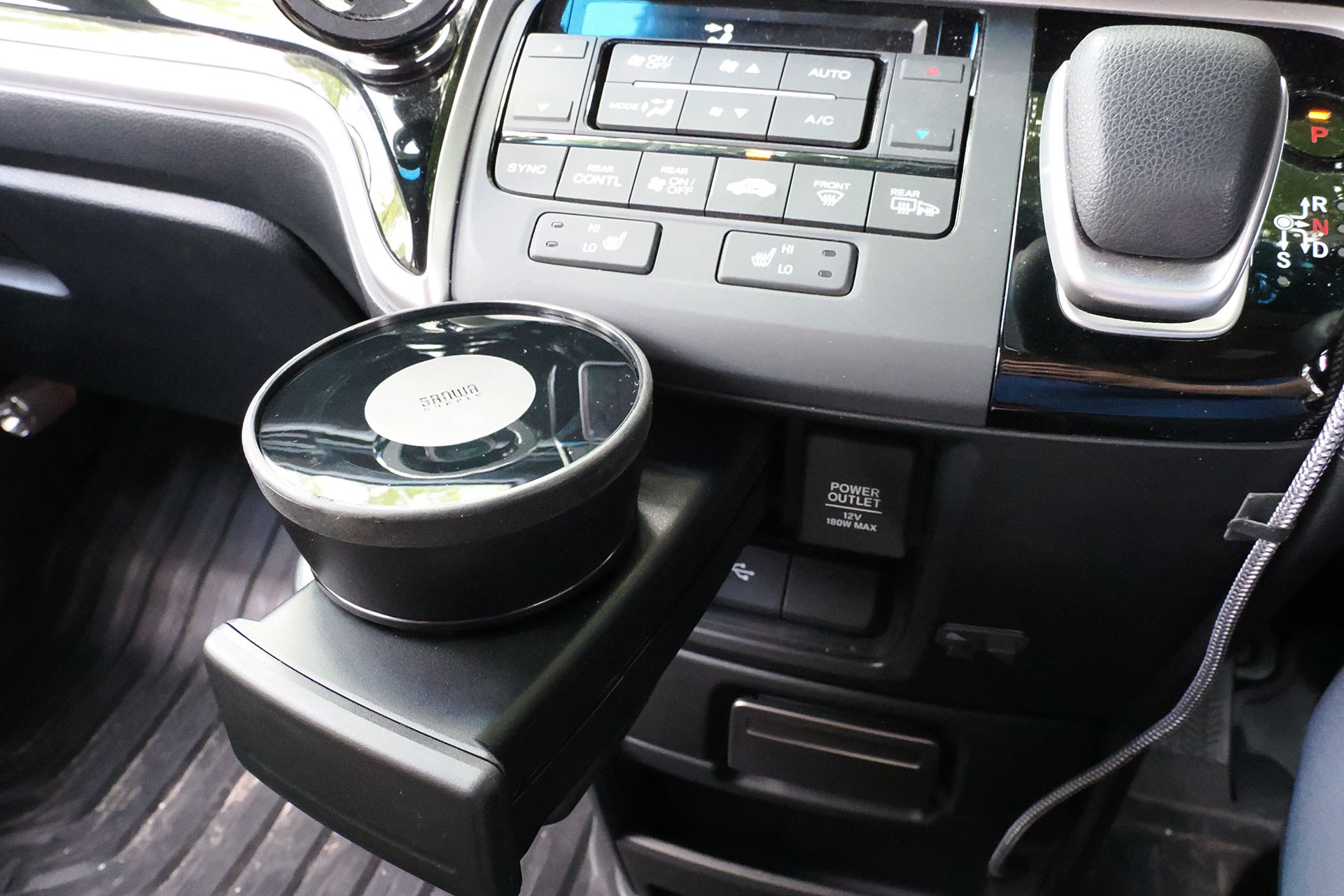 カップホルダーにサンワサプライ「車載ホルダー用アタッチメント 品番：200-CAR038」をセット。「全く動かない」というレベルで安定的に固定できた。