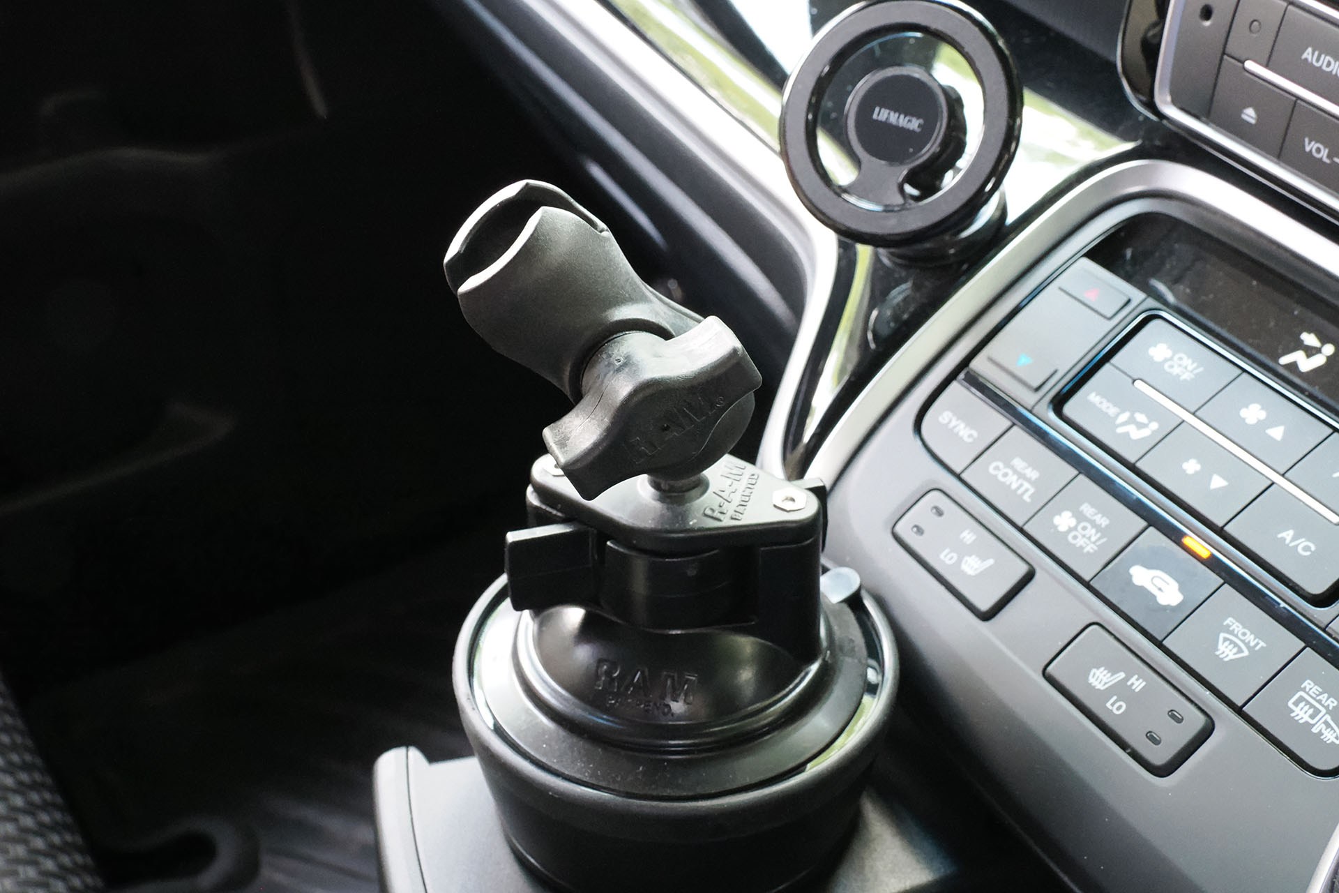 RAM MOUNTSのSサイズアームをセット。これでiPad mini車載の土台ができた。