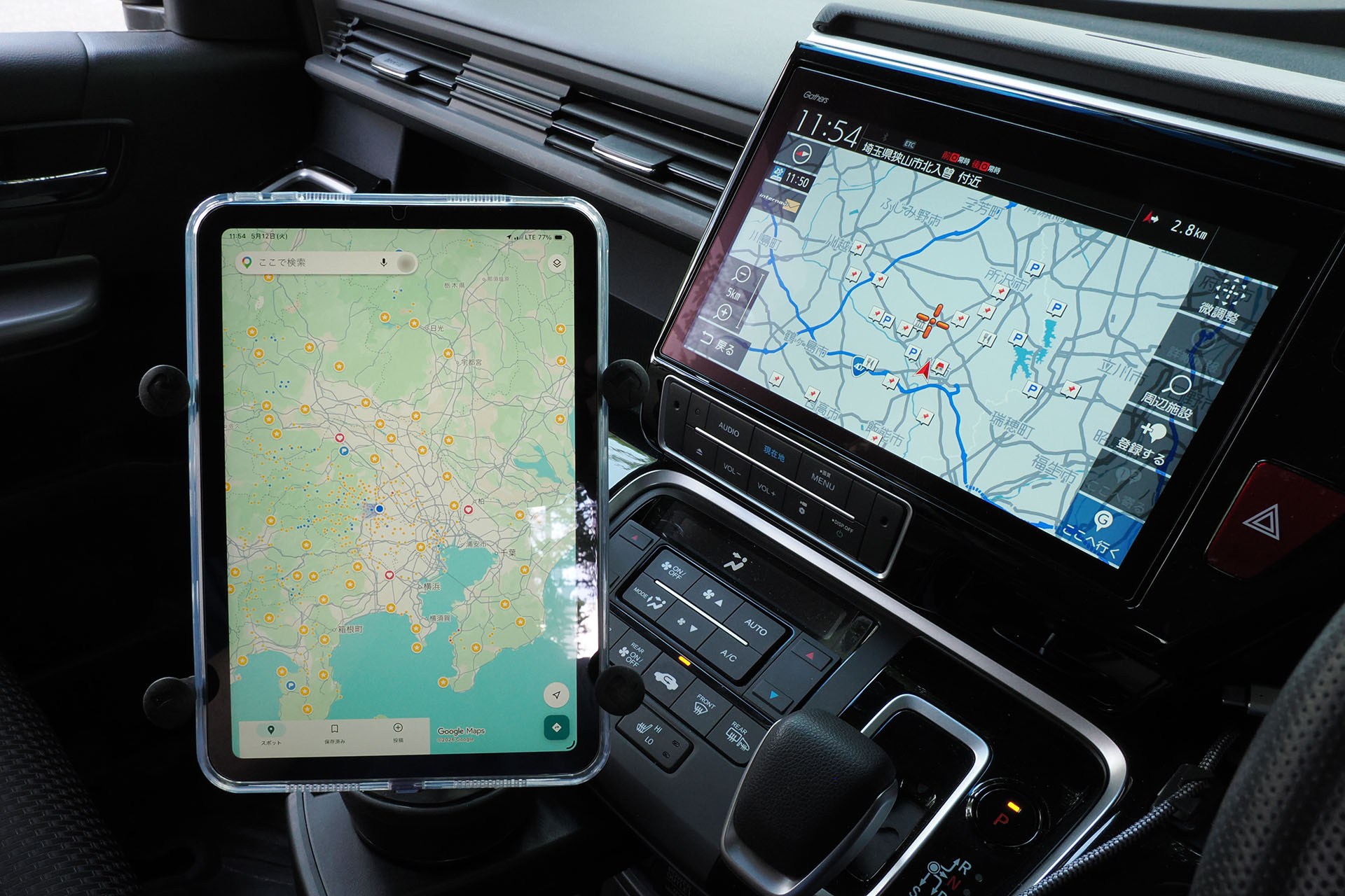 そこにiPad miniをセット。Xグリップは挟む力が強く、4点の滑り止めと「iPad mini背面が当たるRAM MOUNTSロゴ」の部分にも滑り止め効果があるので、意外なほど安定的にiPad miniがホールドされる。走行時に画面は揺れるものの視認性に大きな問題はなく、端末が落下する不安もない。乗用車への車載なら、Xグリップから端末の落下を防ぐテザーは、たぶん必要ないと思う。ただし、Apple PencilをiPad miniに吸着することはできない。