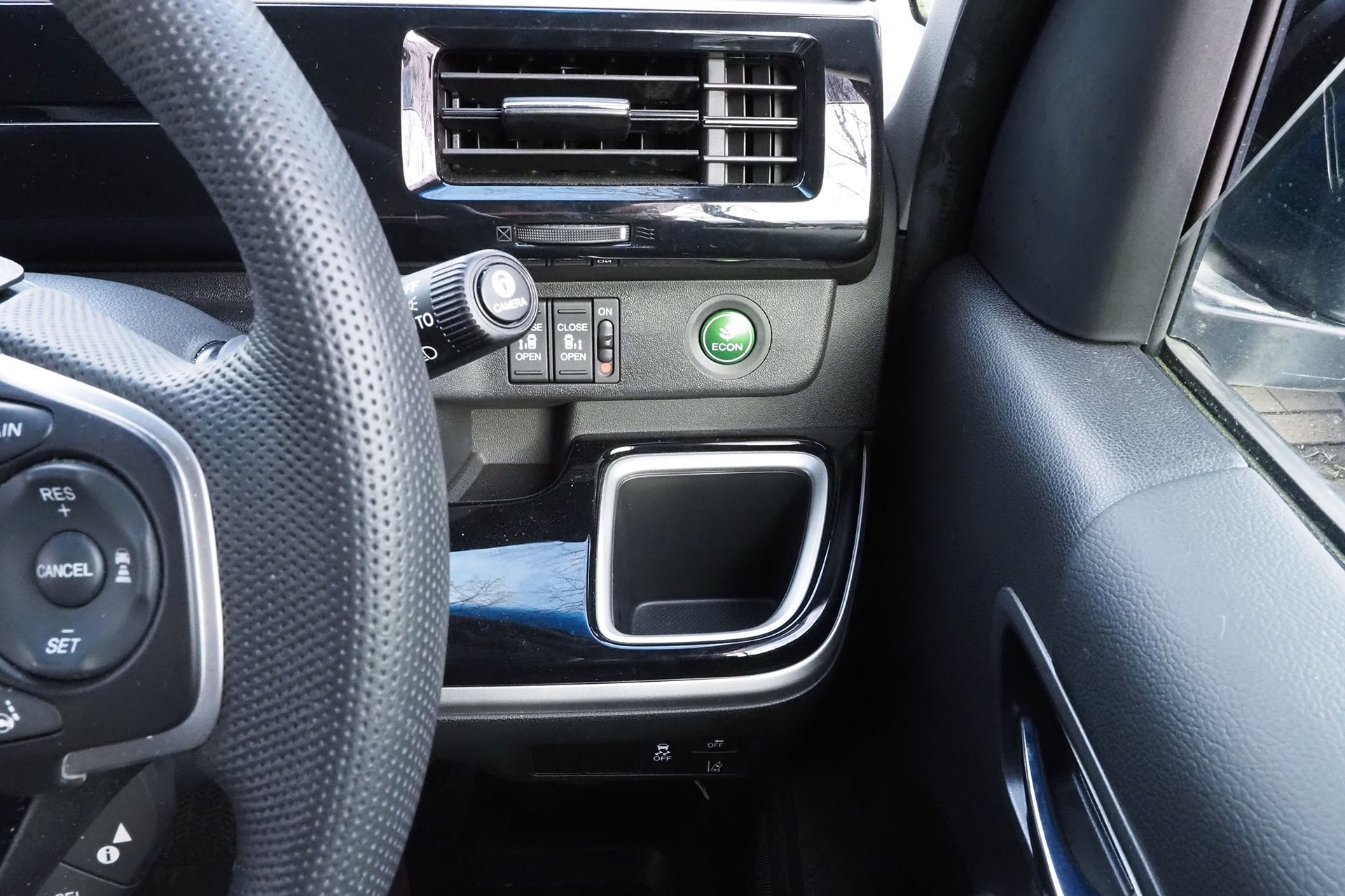 運転席右側にもカップホルダーがある。ややヘンな形状のカップホルダーだが、ここにもiPad miniをセットしてみる。