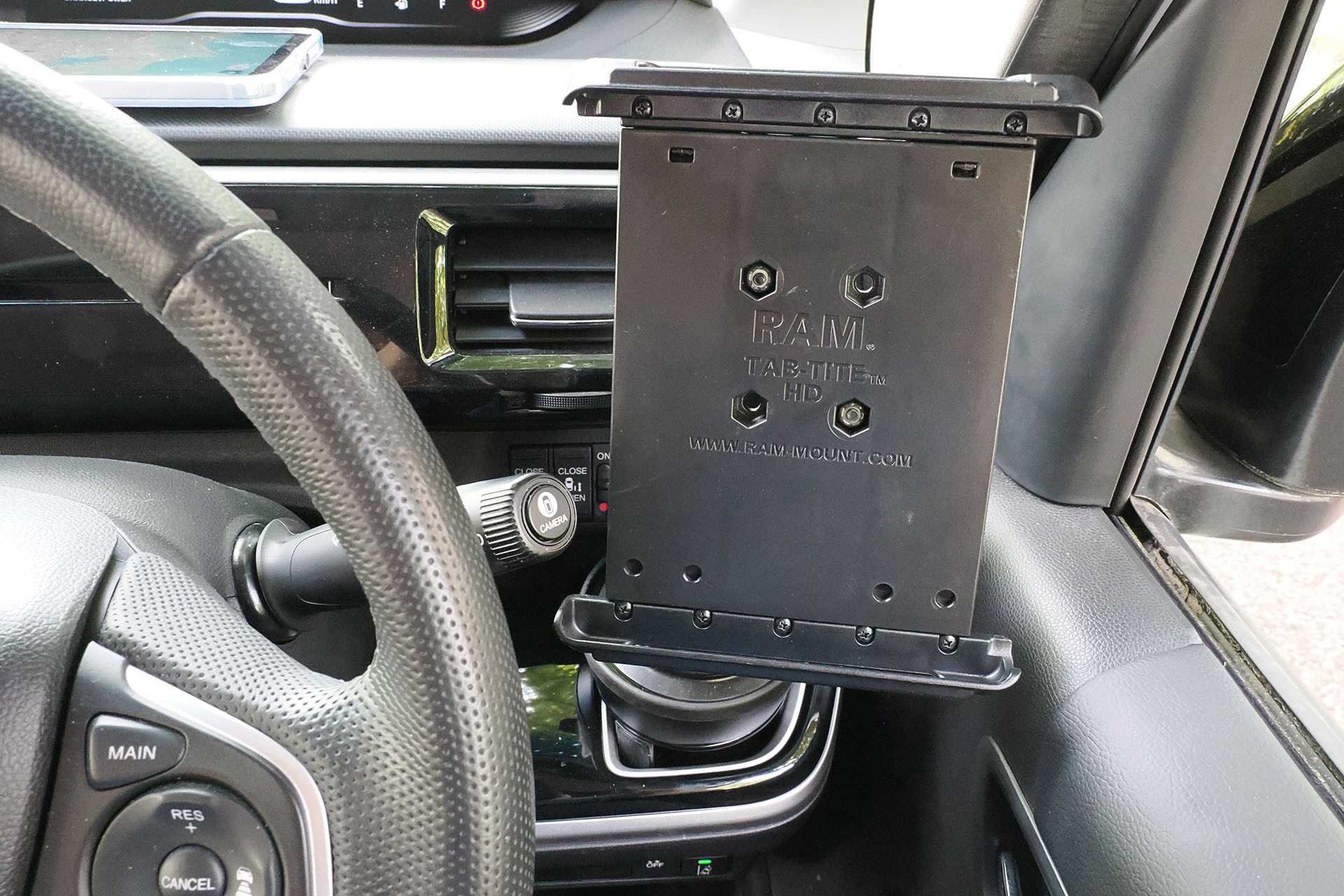 RAM MOUNTS製タブレットホルダーをセット。狭いがギリギリでセットできた。