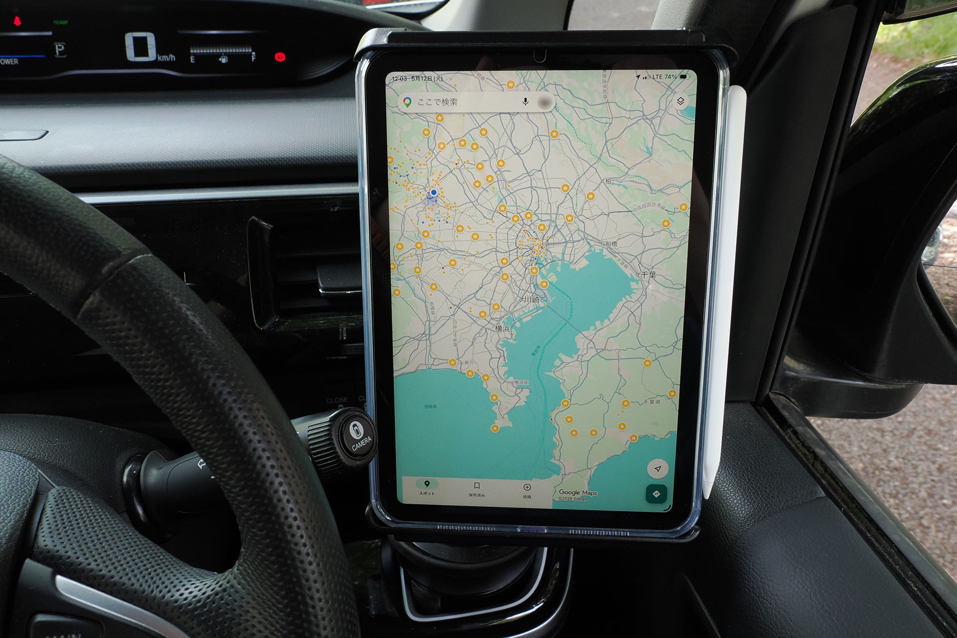 縦位置。カップホルダーがセンターコンソールのそれより安定しているので、走行中のiPad miniの揺れも少なく、画面がより見やすい。