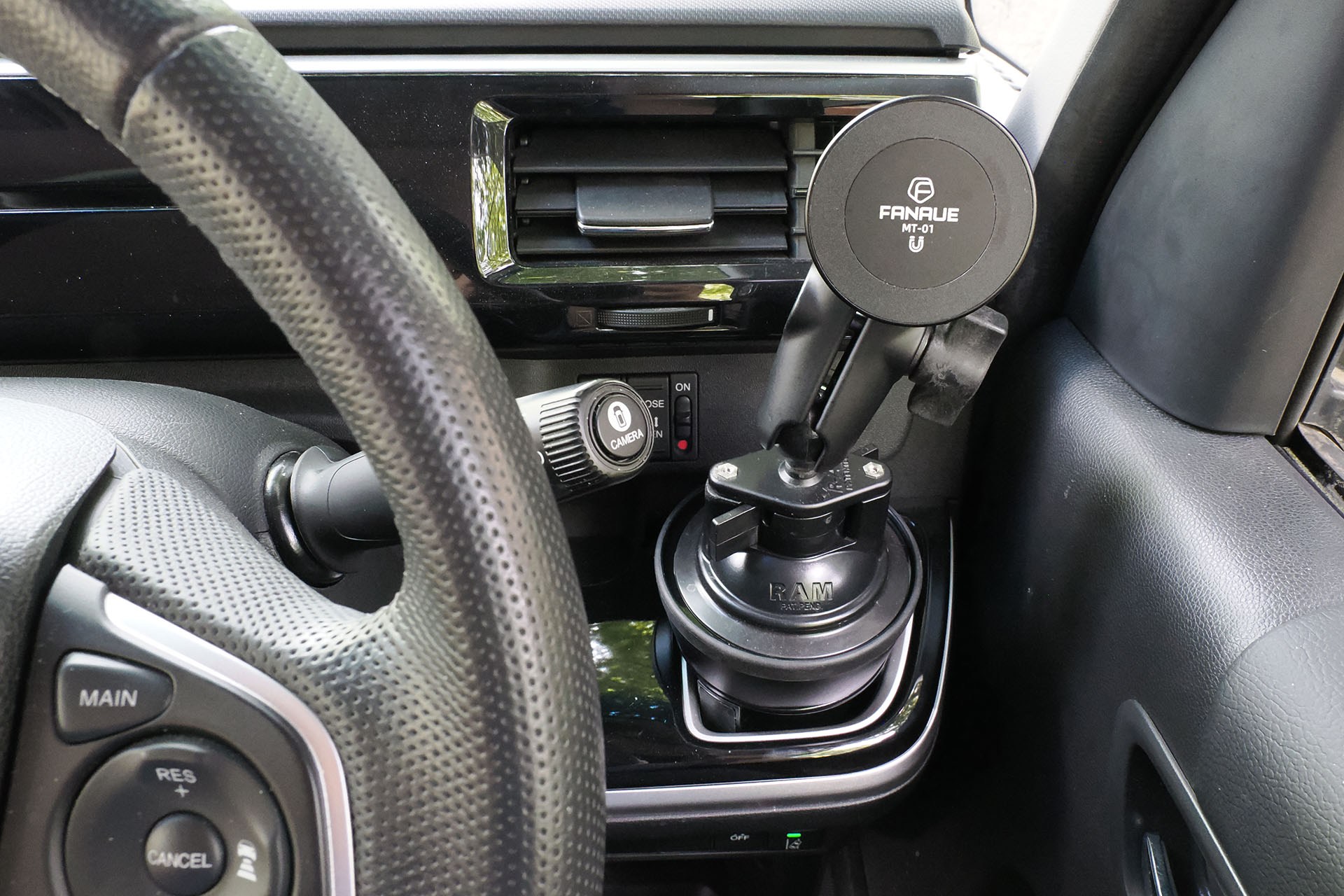 最後にFANAUEのRAM MOUNTS・MagSafe対応端末ホルダー。この状態でもほとんど邪魔にならない。ホルダーが小さいということはイロイロ好都合だ。