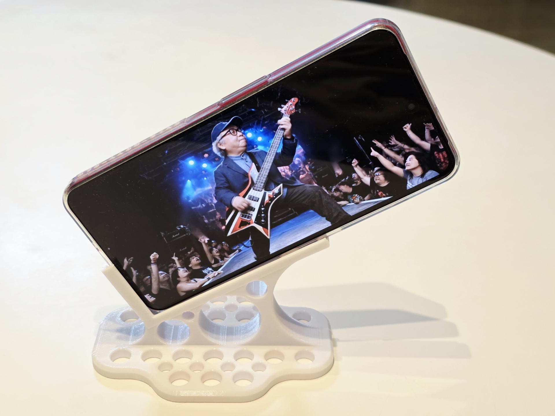 30度の傾きだけが特徴の3Dプリンタ製スマホスタンドを手に入れた