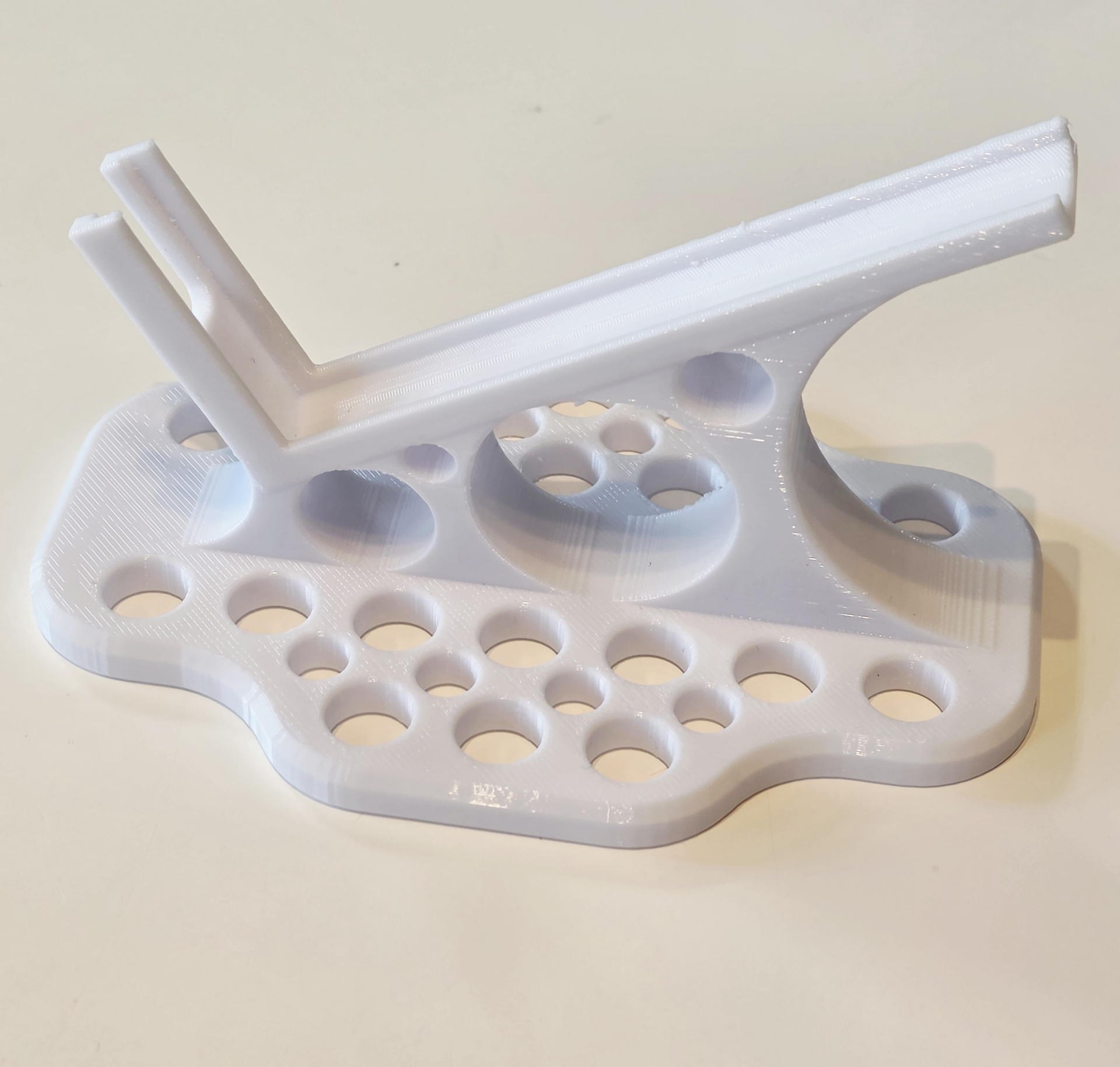 Temuで購入した3Dプリンター製のスマホスタンド。粗削りな積層痕が、かえってガジェットとしての実用主義的なミリタリー感を醸し出す。超軽量だ