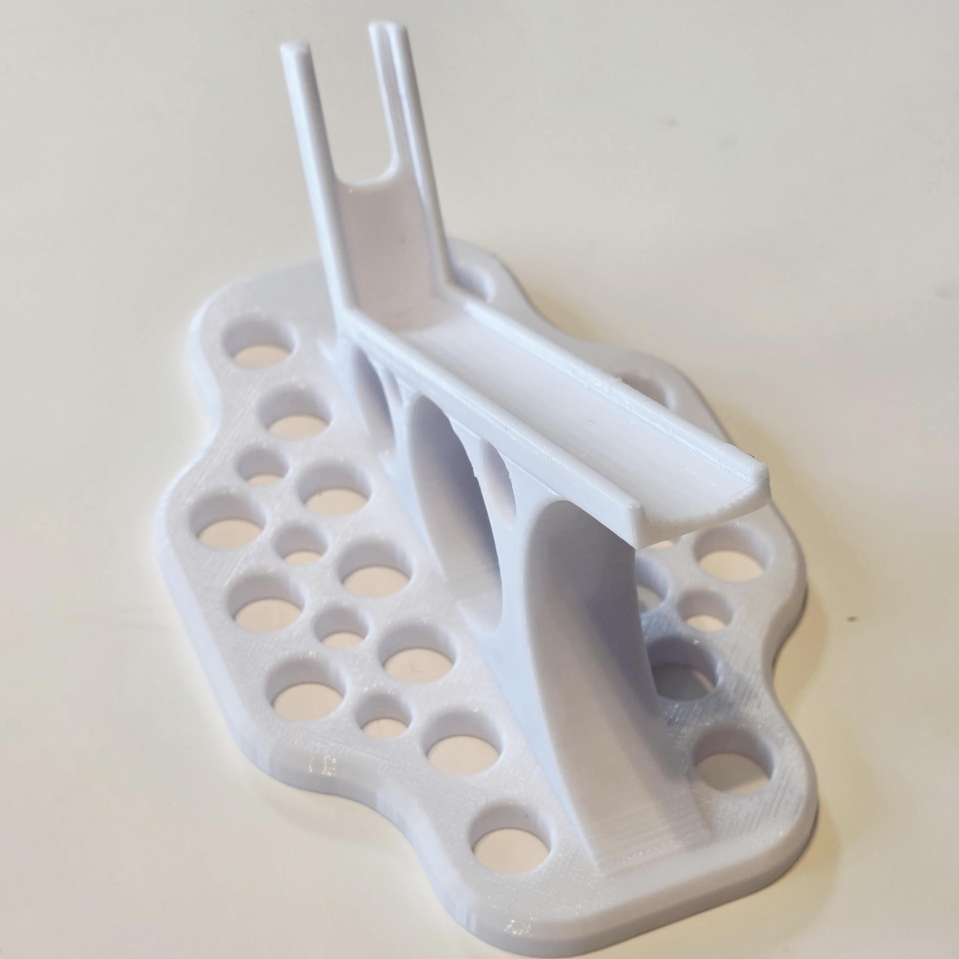 Temuで購入した3Dプリンター製のスマホスタンド。粗削りな積層痕が、かえってガジェットとしての実用主義的なミリタリー感を醸し出す。超軽量だ