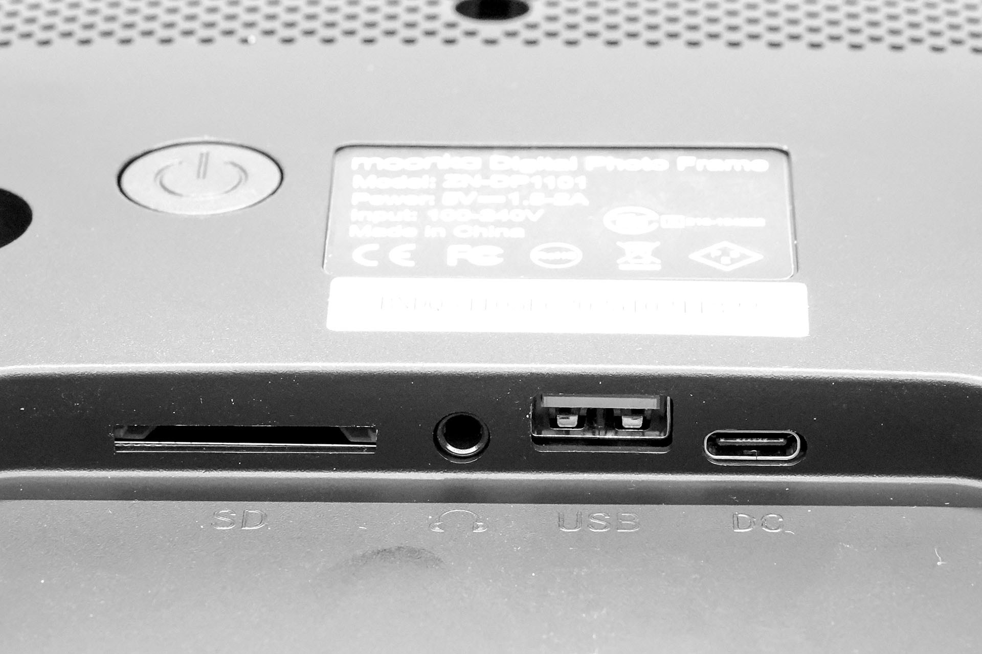 本体背面にあるポート類。左から、SDカードスロット、イヤホンジャック、USB-Aポート（画像再生・インポート・エクスポート用）、給電用USB-C端子。給電は付属ACアダプターで行うが、試してみたらモバイルバッテリーのUSB-Aポートから給電して使うこともできた（電源側に5V/2A以上の出力が必要と思われる）。