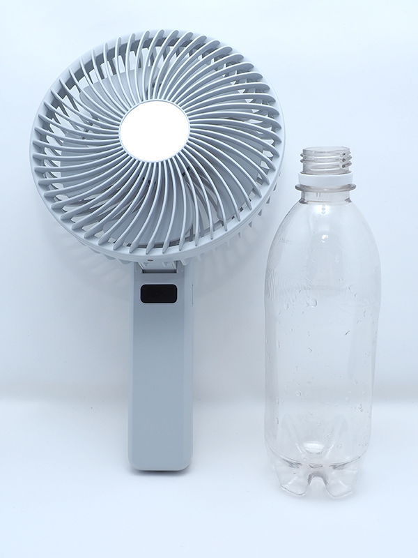 600mlサイズの空きペットボトルと比較。でかい