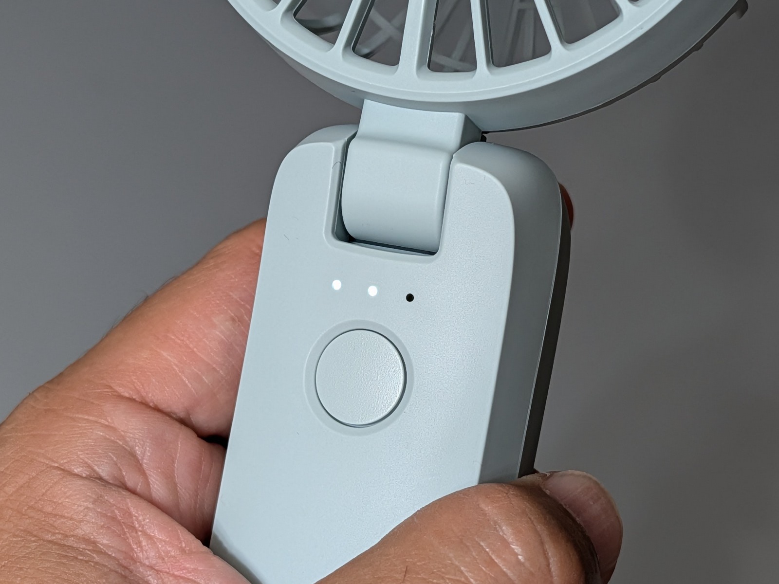 従来モデルで追加された残量表示の3つのLEDも変わらず搭載する