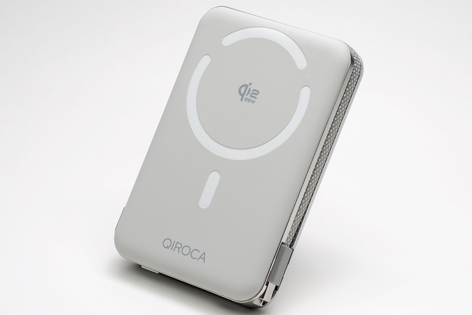 QIROCAのQi2 25Wワイヤレス充電対応のモバイルバッテリー。容量10000mAh。使用中のiPhone 16 Pro Maxをワイヤレス充電するために購入した。