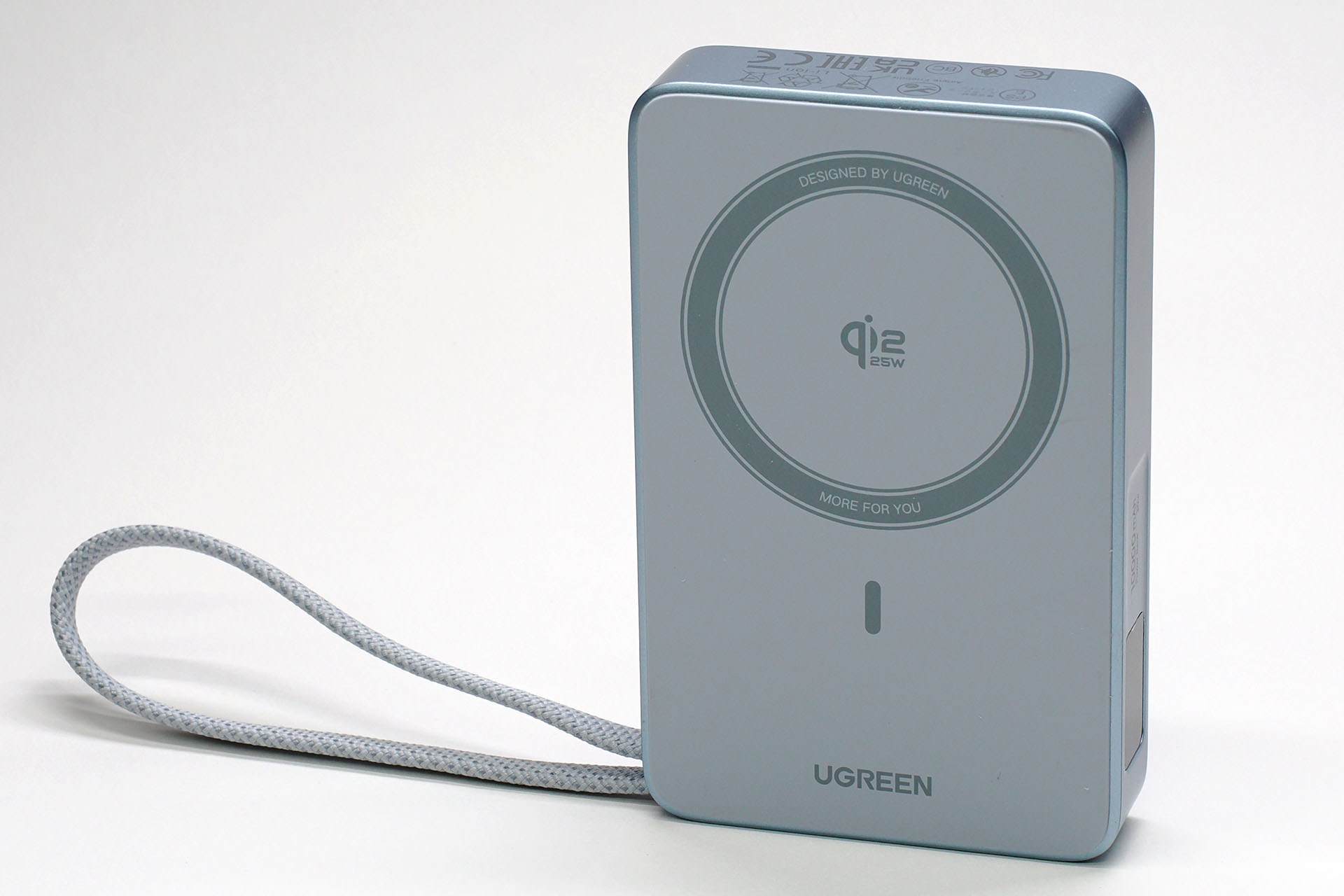 これまで使っていたし今後も使うQi2 25W充電器。「UGREEN MagFlow マグネット式モバイルバッテリー 10000mAh 25W」という製品だが、USB-Cケーブル内蔵なので有線充電ばかり使っていた。だが据え置き充電器でQi2 25W充電を使い始めてから、充電速度の速さを実感。以降、このモバイルバッテリーでもQi2 25W充電を積極的に使い始めた。このモバイルバッテリーはAmazonで6227円で売られている。